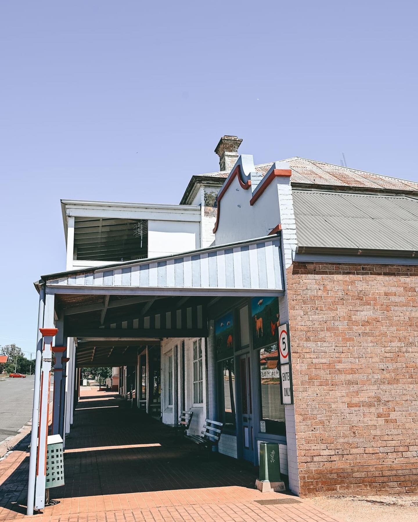 Today I picked up my new Nikon camera from the helpful staff at @thecompletecamerahouse a gift from my family for Christmas and my birthday (as my birthday is early January). So I thought I would go check out Molong, NSW for the first time. 
Here are