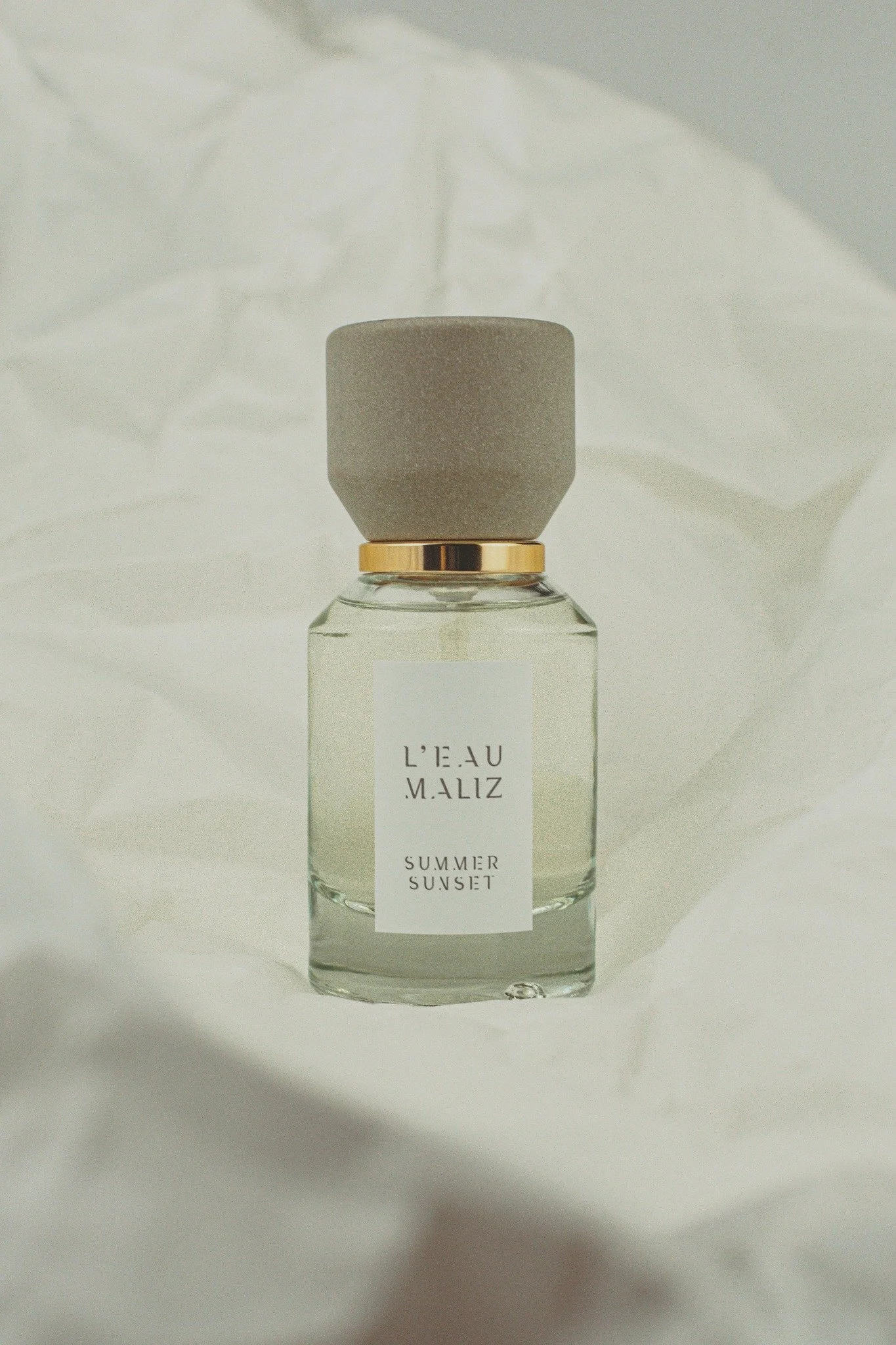 SUMMER SUNSET. Chapter 5. Sun-kissed skin. Warm Mediterranean woods. Salty hair. Childhood memories. Dried flowers. 
📸by @martina.contentlab 

#leaumaliz #profumi #MadeInItaly #torino #kintsugi #eaudeparfum #nicheperfumes #scentedmemories #nichefrag