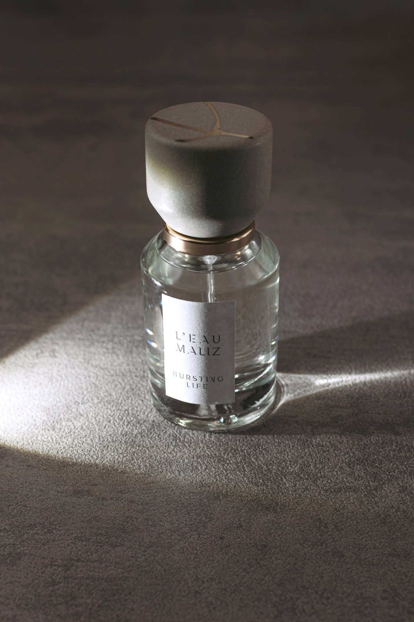 BURSTING LIFE. Chapter 4. Oxygen. Breath. Hospital. Pain. Stop. Raw Beauty. Baby skin. Suspended perfection. Milk. Purity. 
📸by @martina.contentlab 

#leaumaliz #profumi #MadeInItaly #torino #kintsugi #eaudeparfum #nicheperfumes #scentedmemories #ni