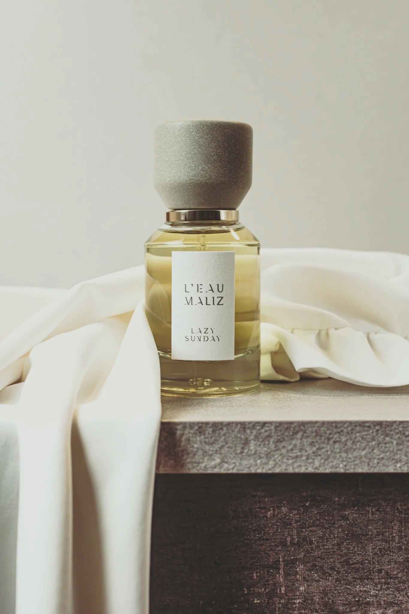 LAZY SUNDAY. Chapter 2. Open window. Soft cashmere. Introspective mind. Calming sage. Quiet silence. Warm tea. Growing love. 
📸by @martina.contentlab 

#leaumaliz #profumi #MadeInItaly #torino #kintsugi #eaudeparfum #nicheperfumes #scentedmemories #