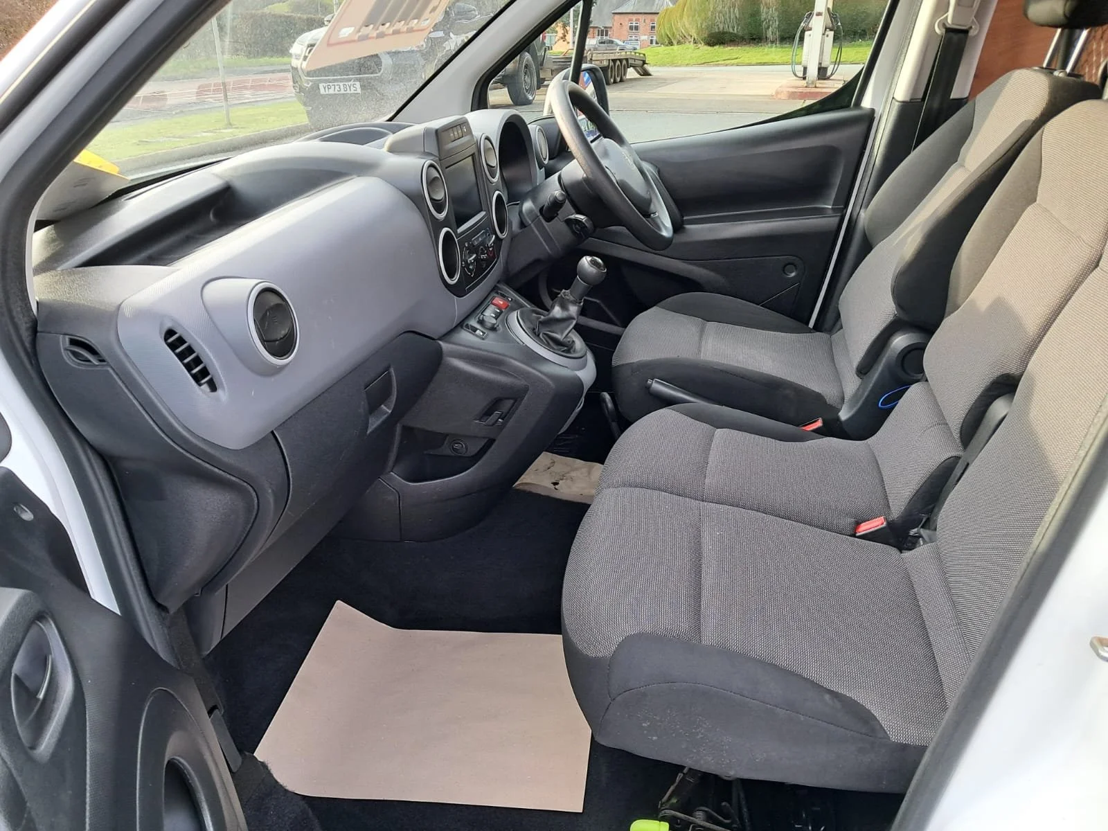 18 Peugeot Partner 1.6 HDi Professional L1 front interior