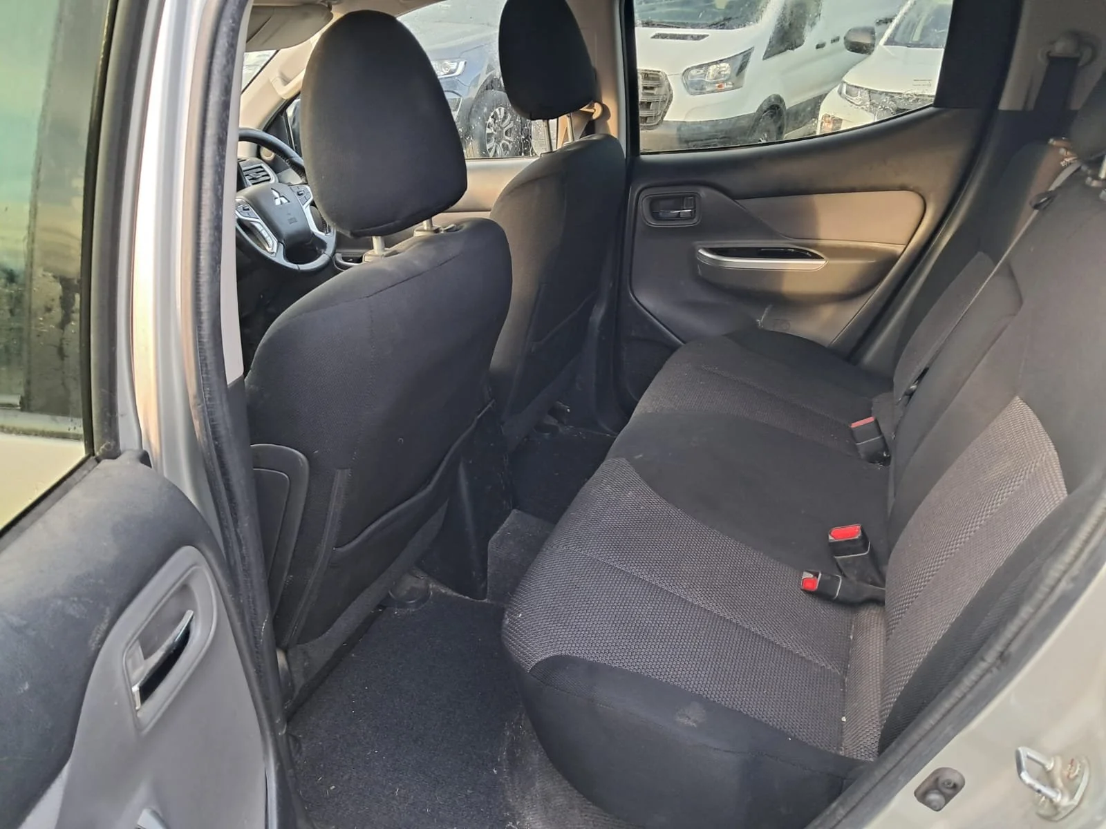 17 Mitsubishi L200 Titan rear interior