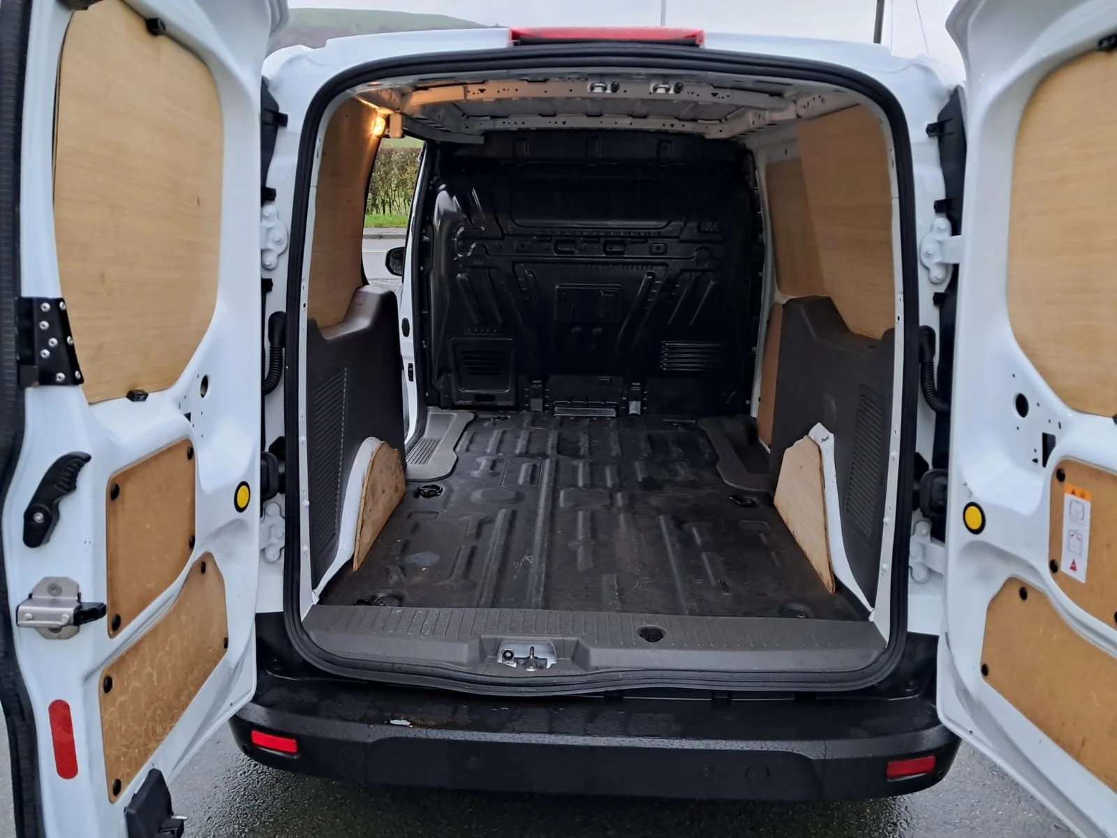 22 Ford Transit Connect 210 100PS L2 Trend rear interior