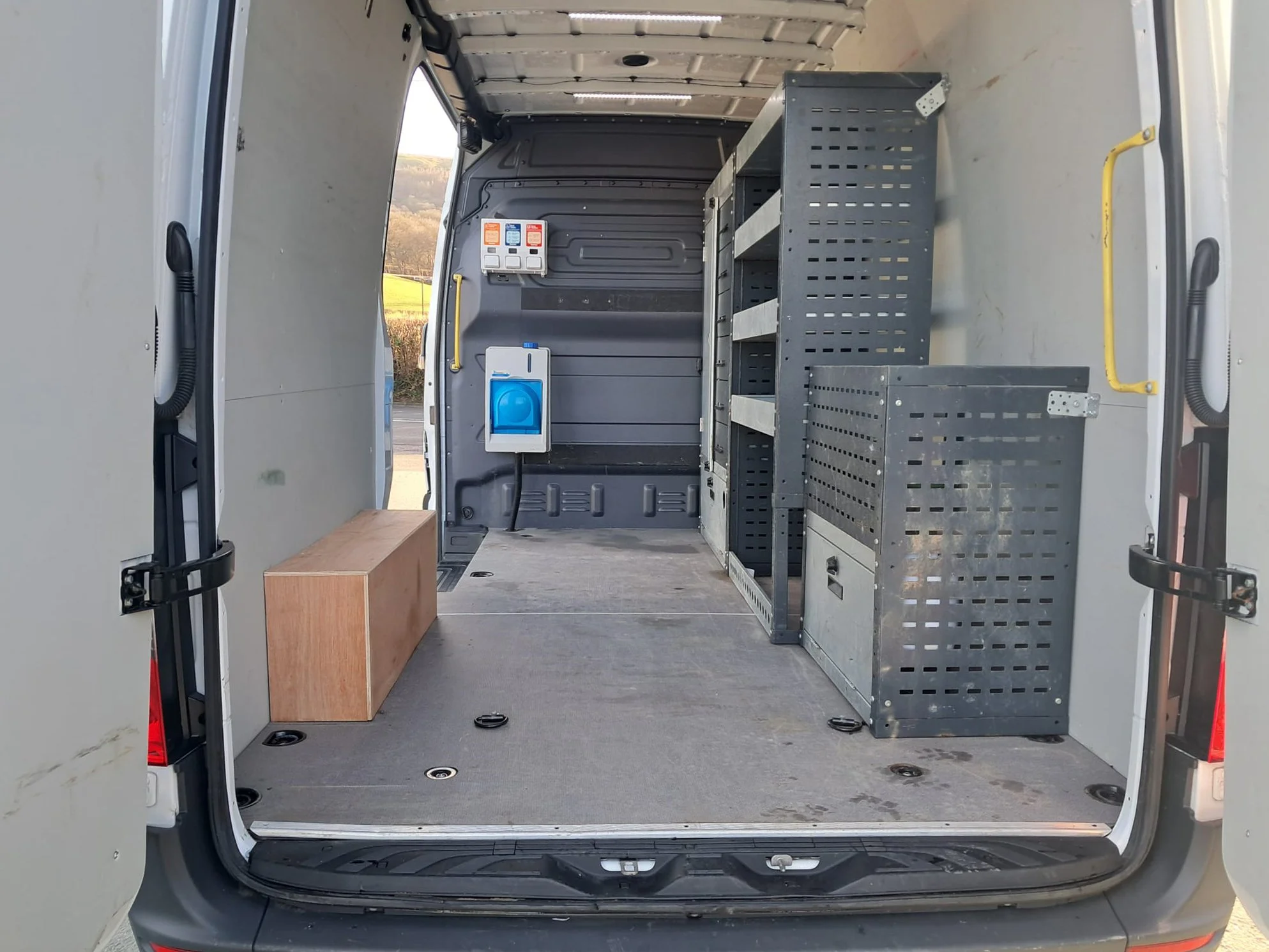 23 Mercedes Sprinter 315 Cdi RWD L2 H2 cargo interior