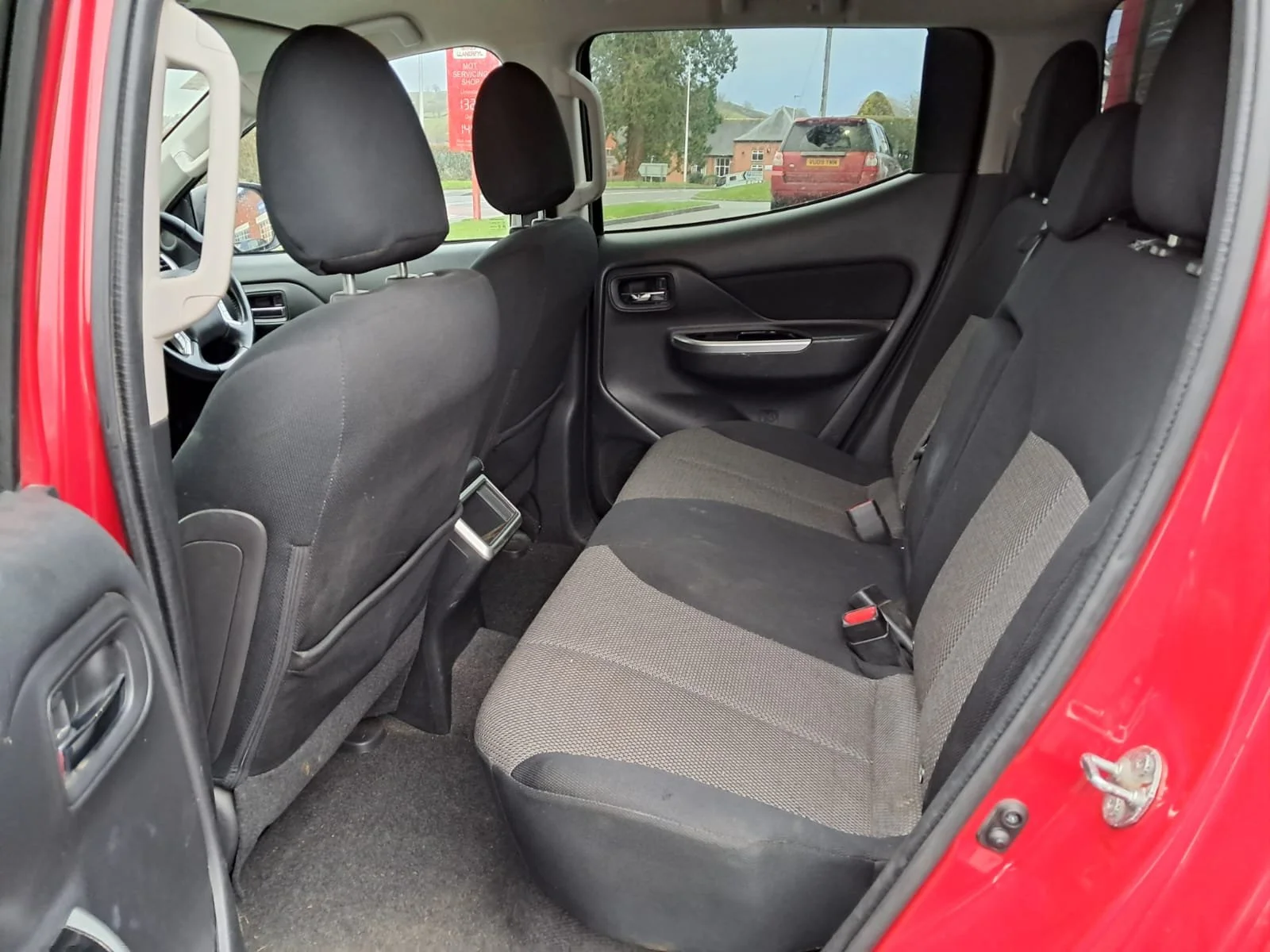 20 Mitsubishi L200 Warrior Manual rear interior