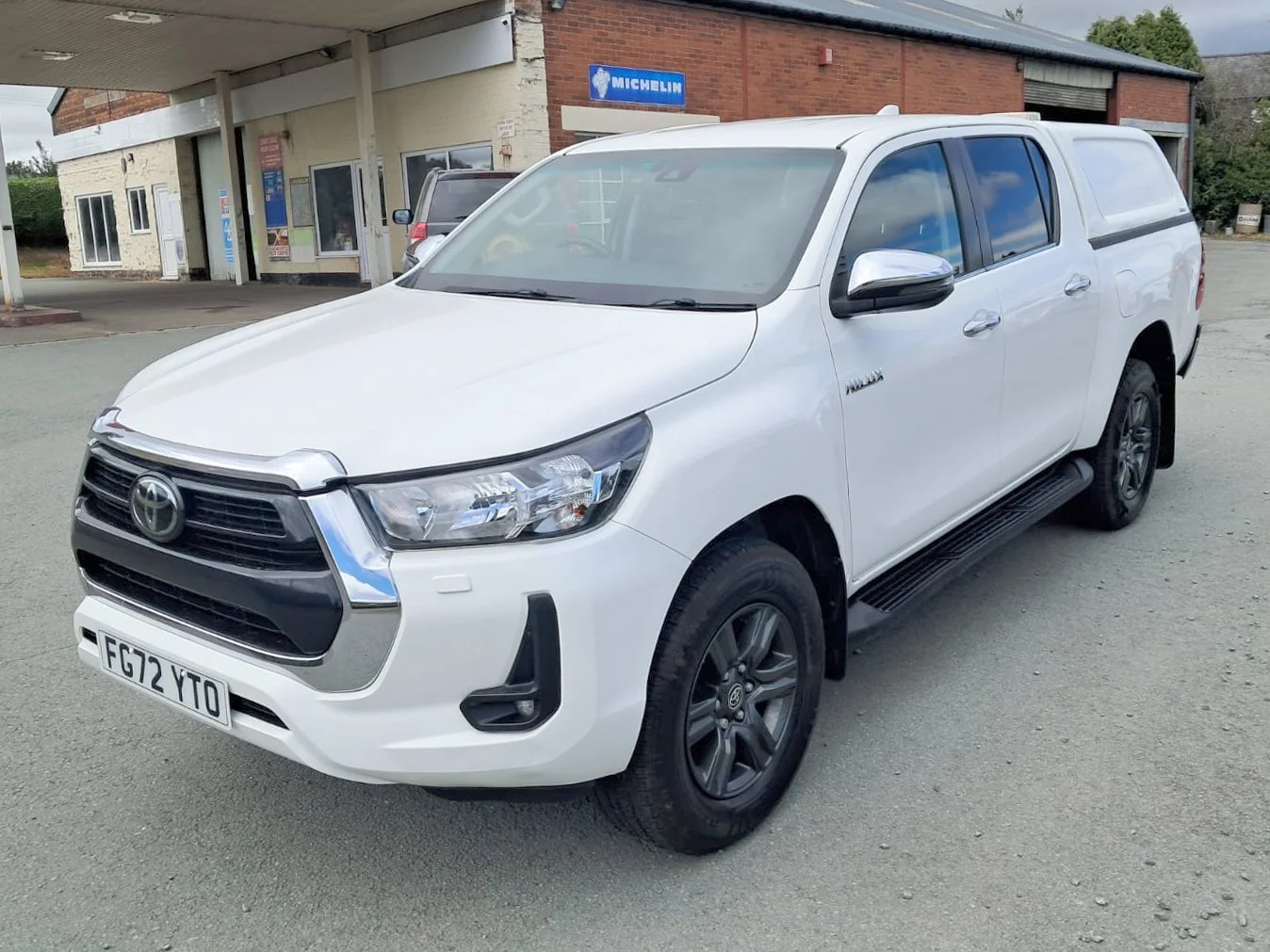 72 Toyota Hilux 2.4 Icon Manual front passanger