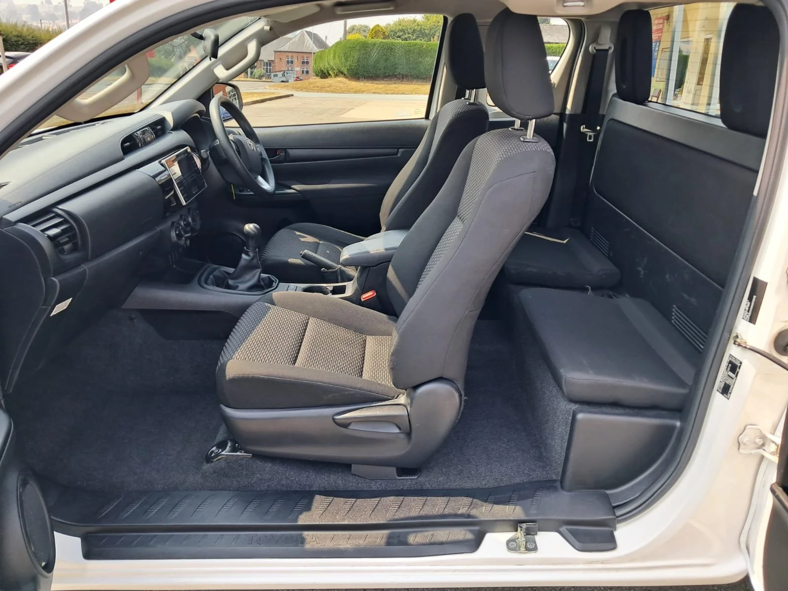 68 Toyota Hilux 2.4 Active Extracab interior