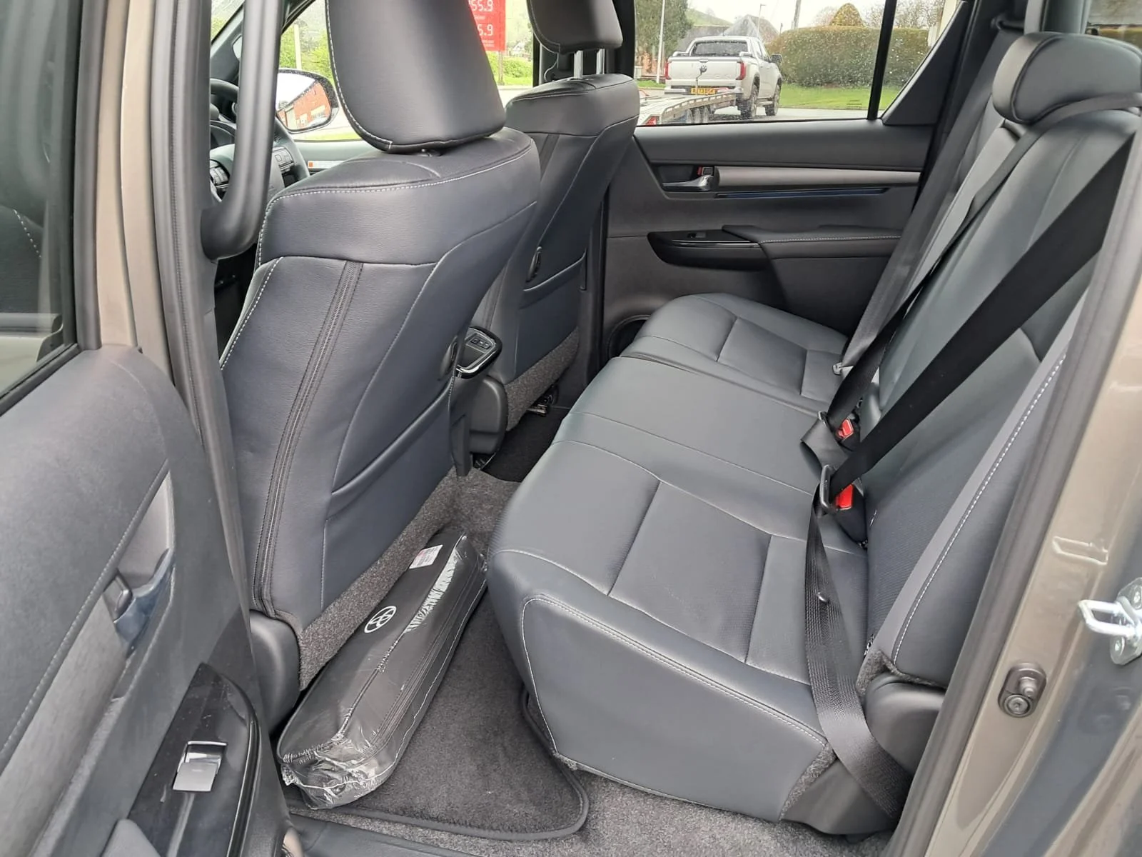 26 Toyota Hilux 2.8 Invincible X Auto rear interior