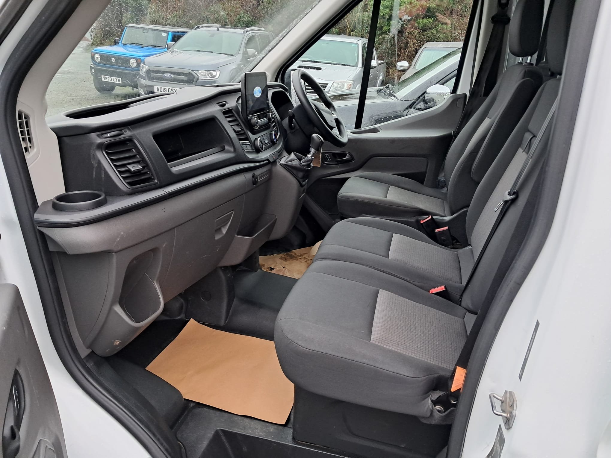 22 Ford Transit 350 130PS L3 H2 Mess Van front interior