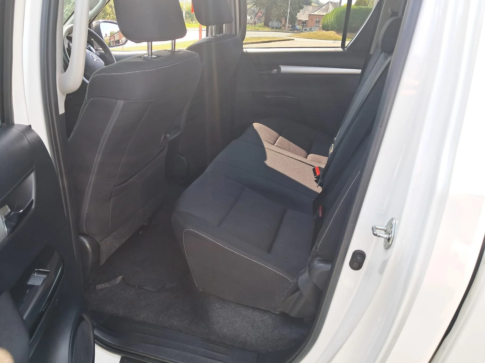 21 Toyota Hilux 2.4 Icon Auto rear interior
