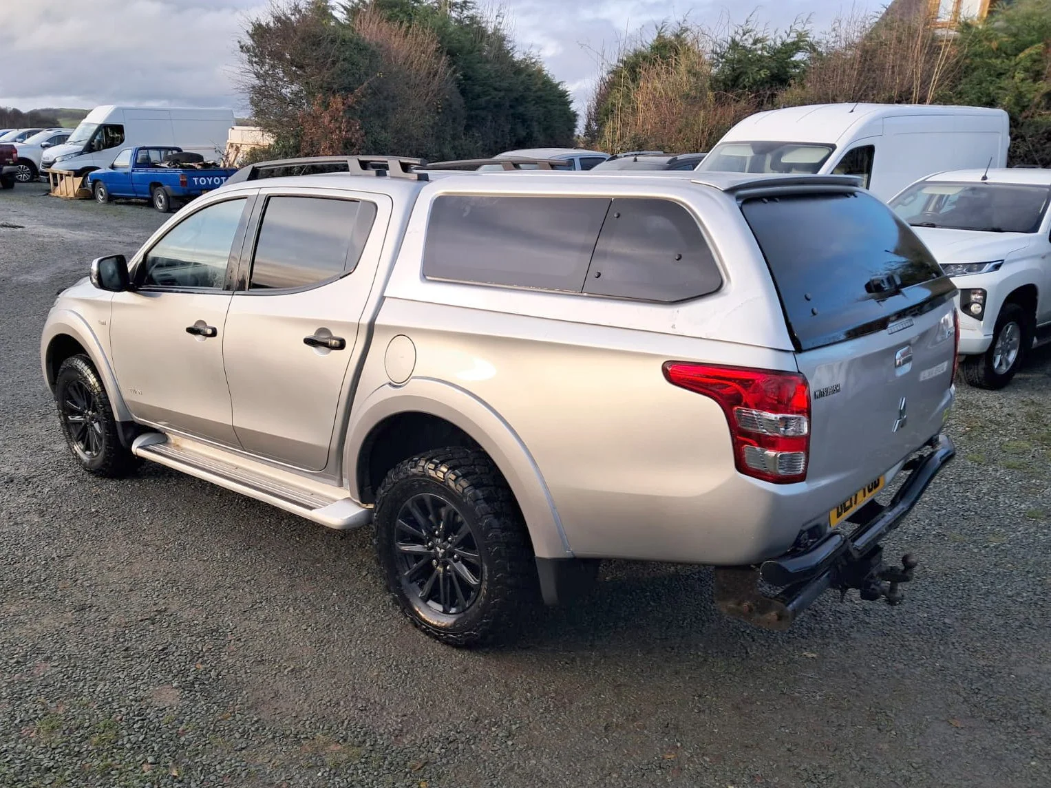 17 Mitsubishi L200 Titan rear passanger