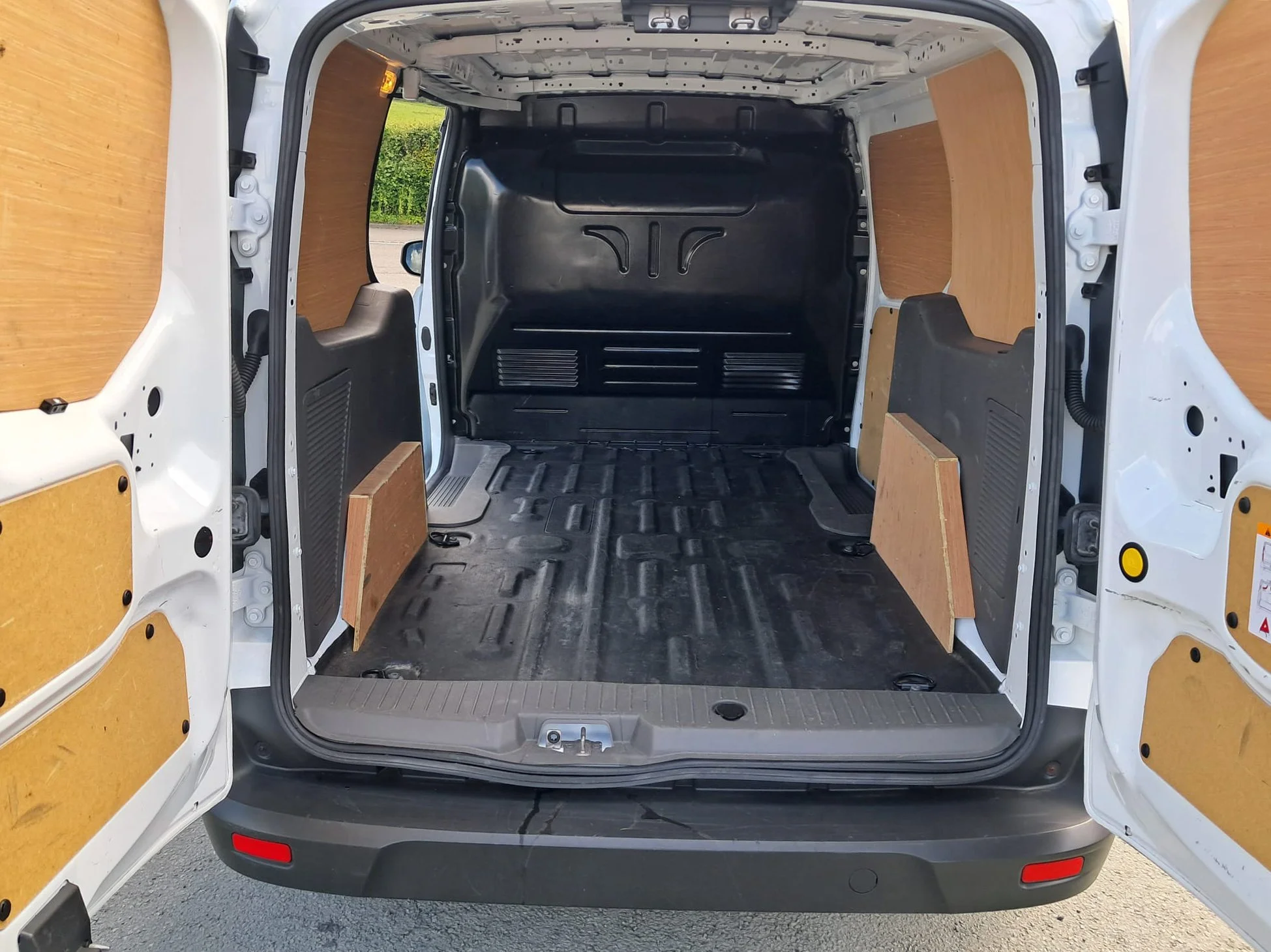 21 Ford Transit Connect 1.5 Eco Blue 240 120PS L2 Trend Van cargo area
