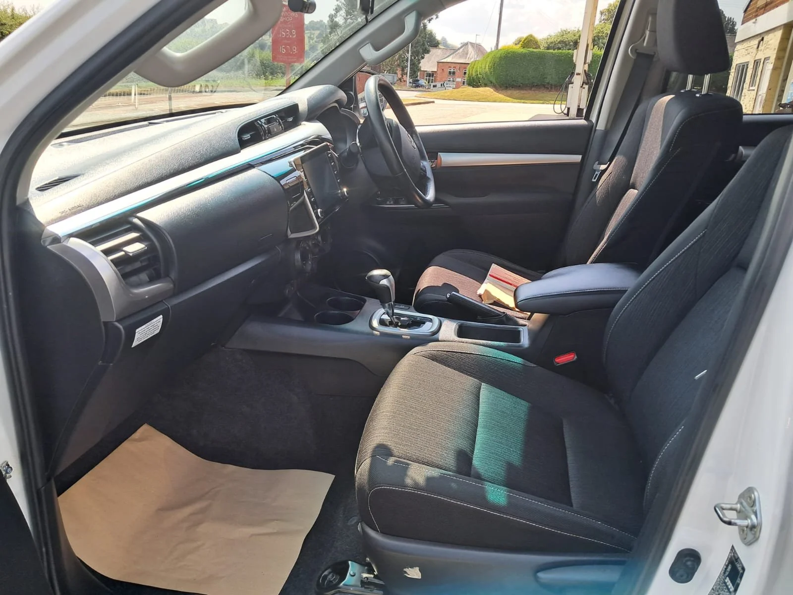21 Toyota Hilux 2.4 Icon Auto front interior