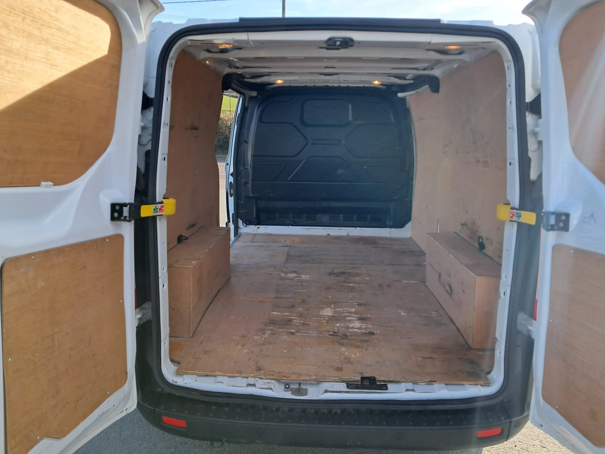 22 Ford Transit Custom 300 L2 cargo area