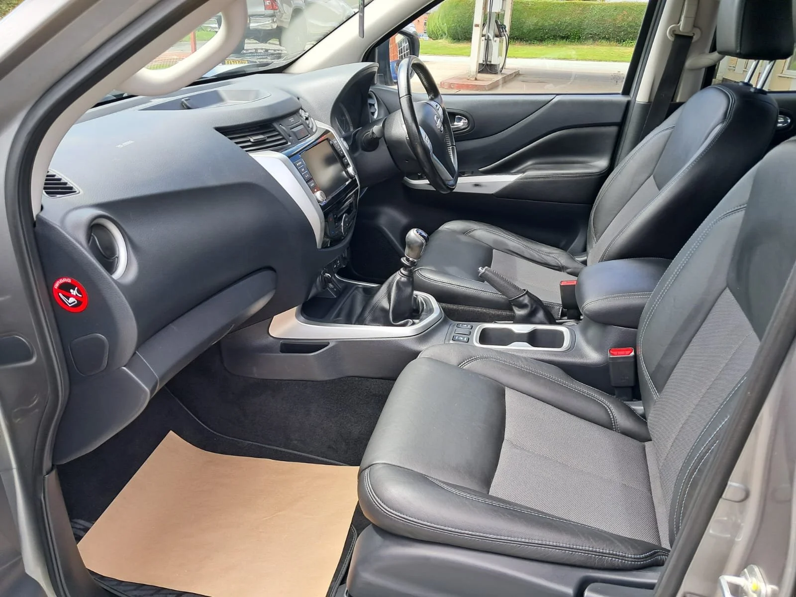 21 Nissan Navara NP300 NGuard Manual front interior
