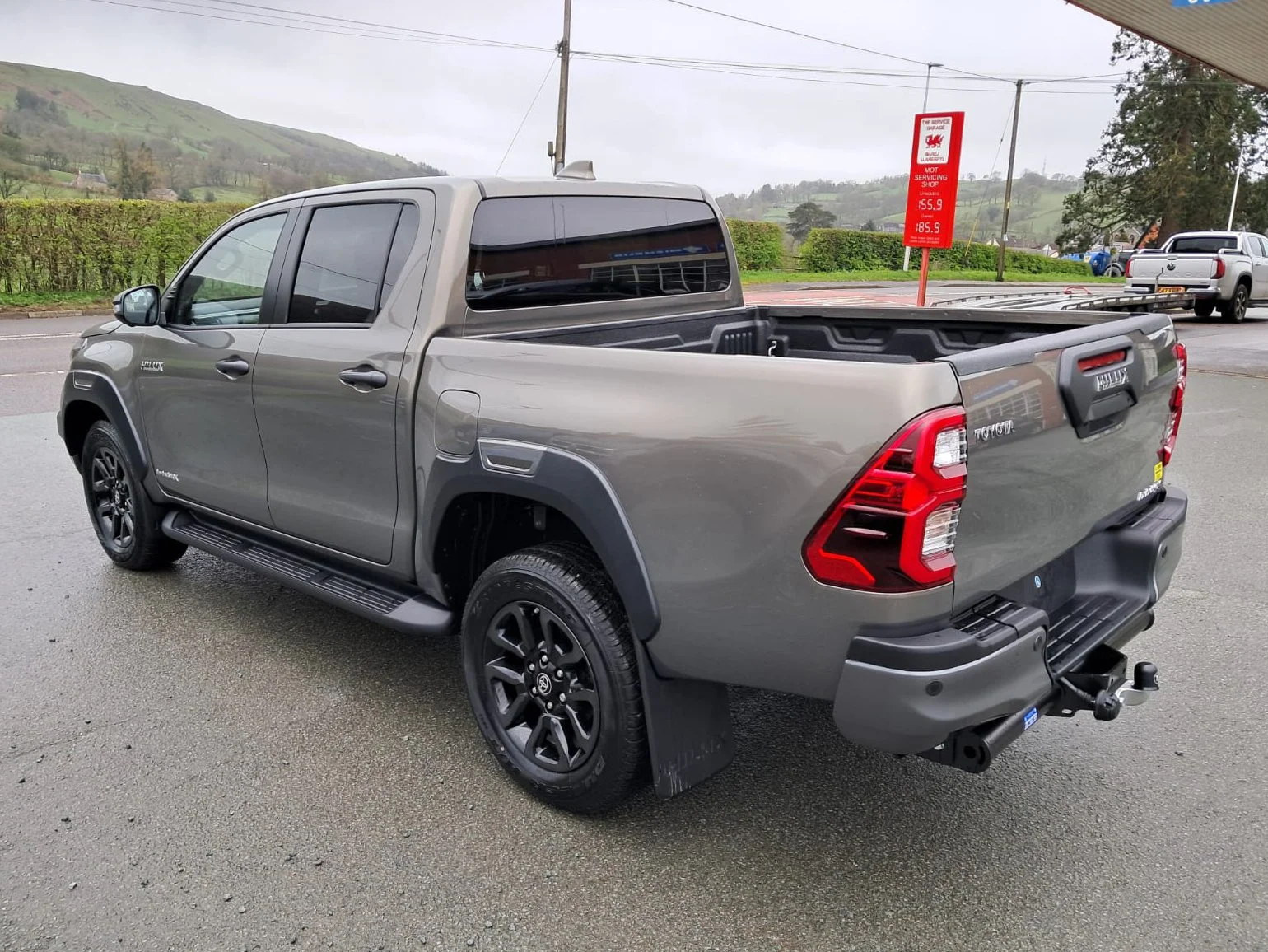 26 Toyota Hilux 2.8 Invincible X Auto rear passanger