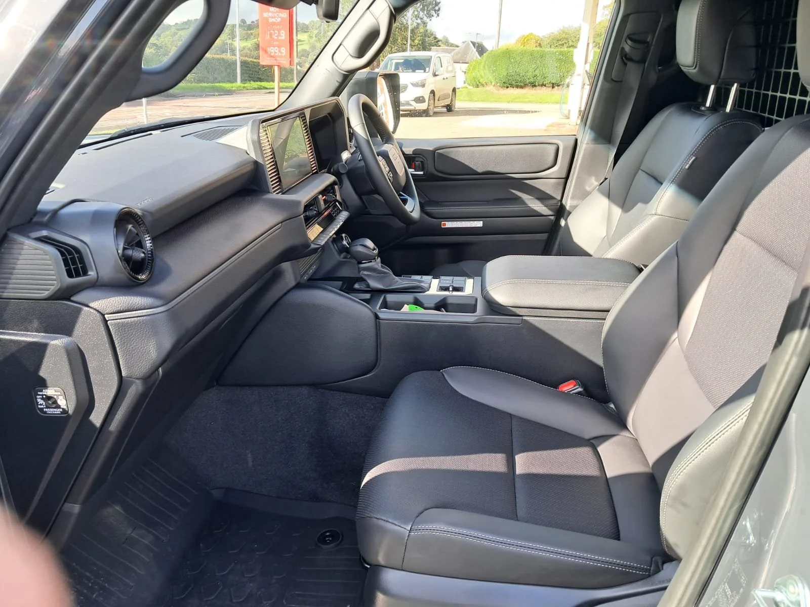 76 Toyota Landcruiser 2.8 Auto Commercial  front interior