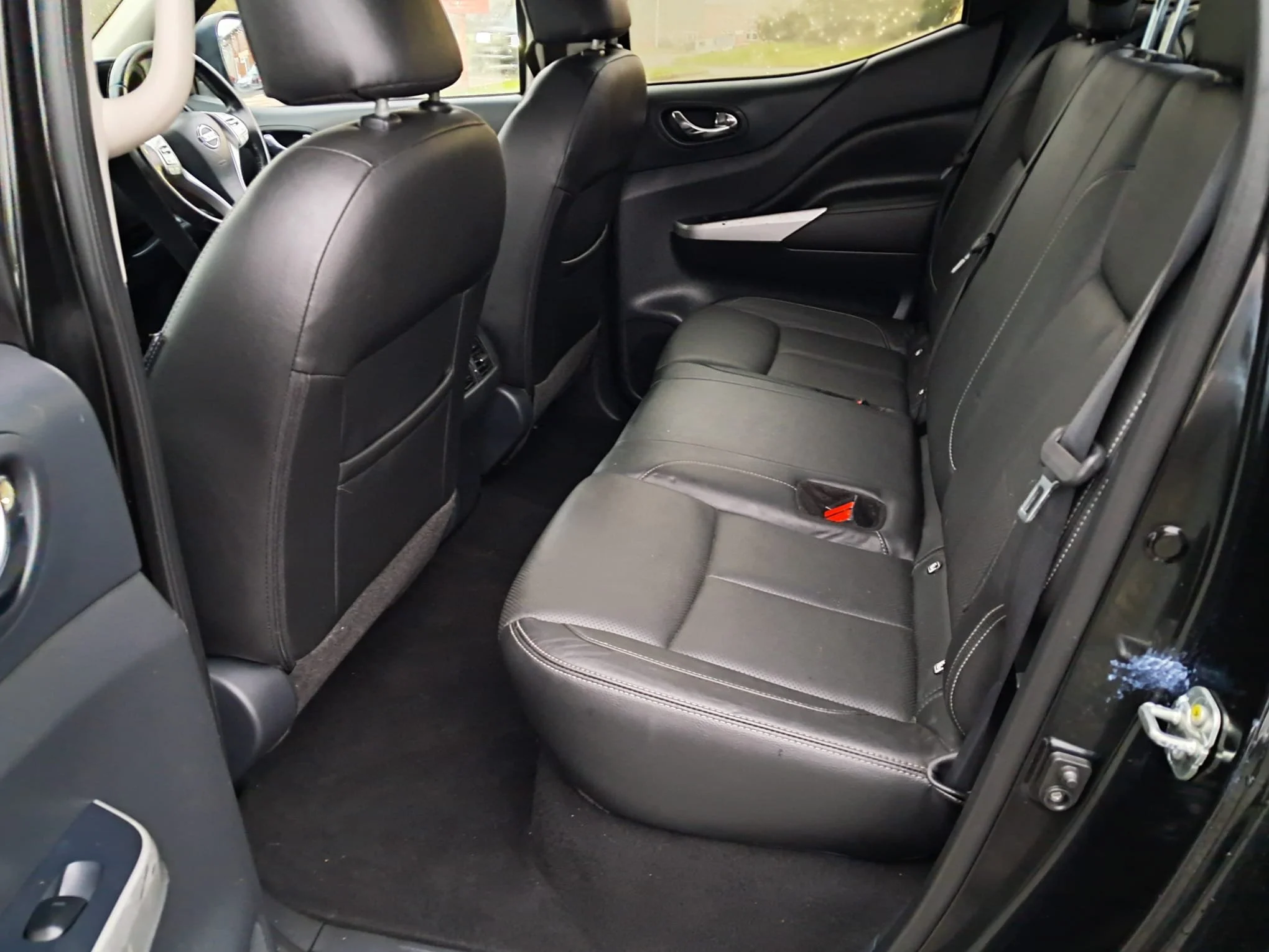 19 Nissan Navara NP 300 Tekna 2.3 DCi Twin Turbo rear interior