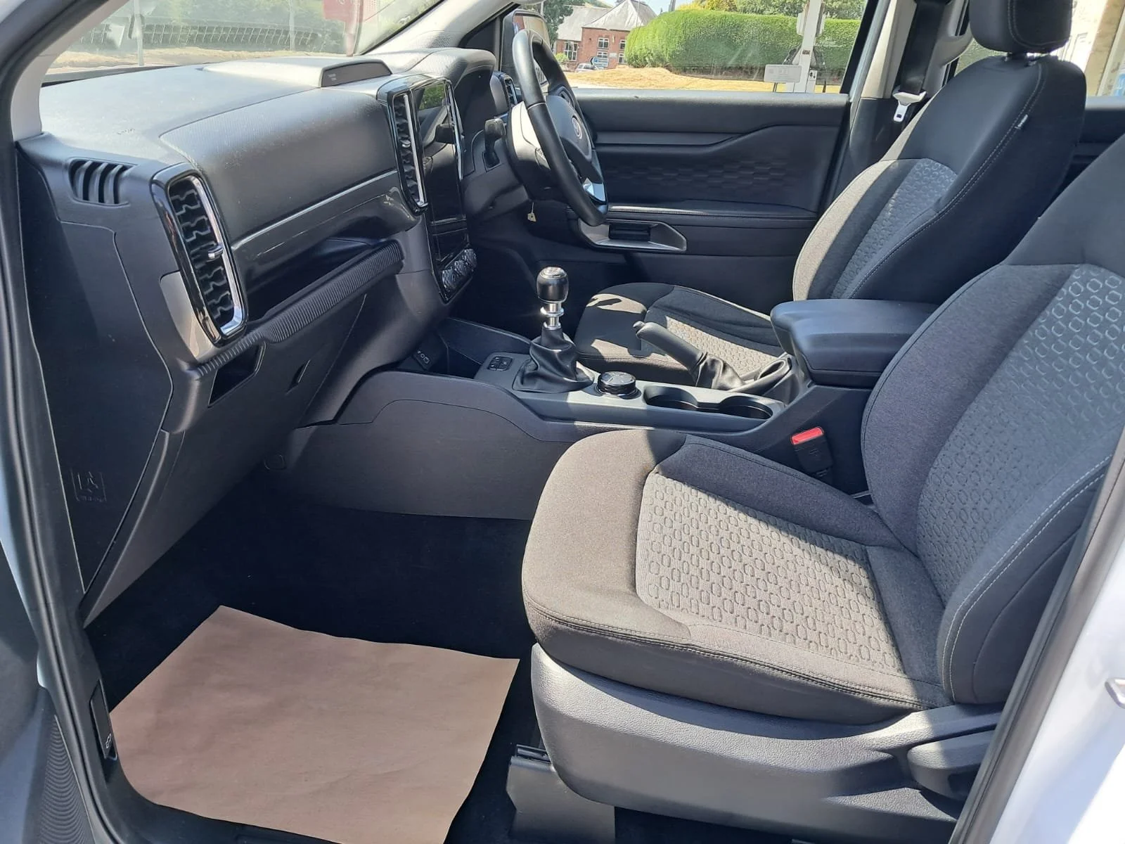 74 Ford Ranger 2.0 XLT 170PS Crewcab Dropside front interior