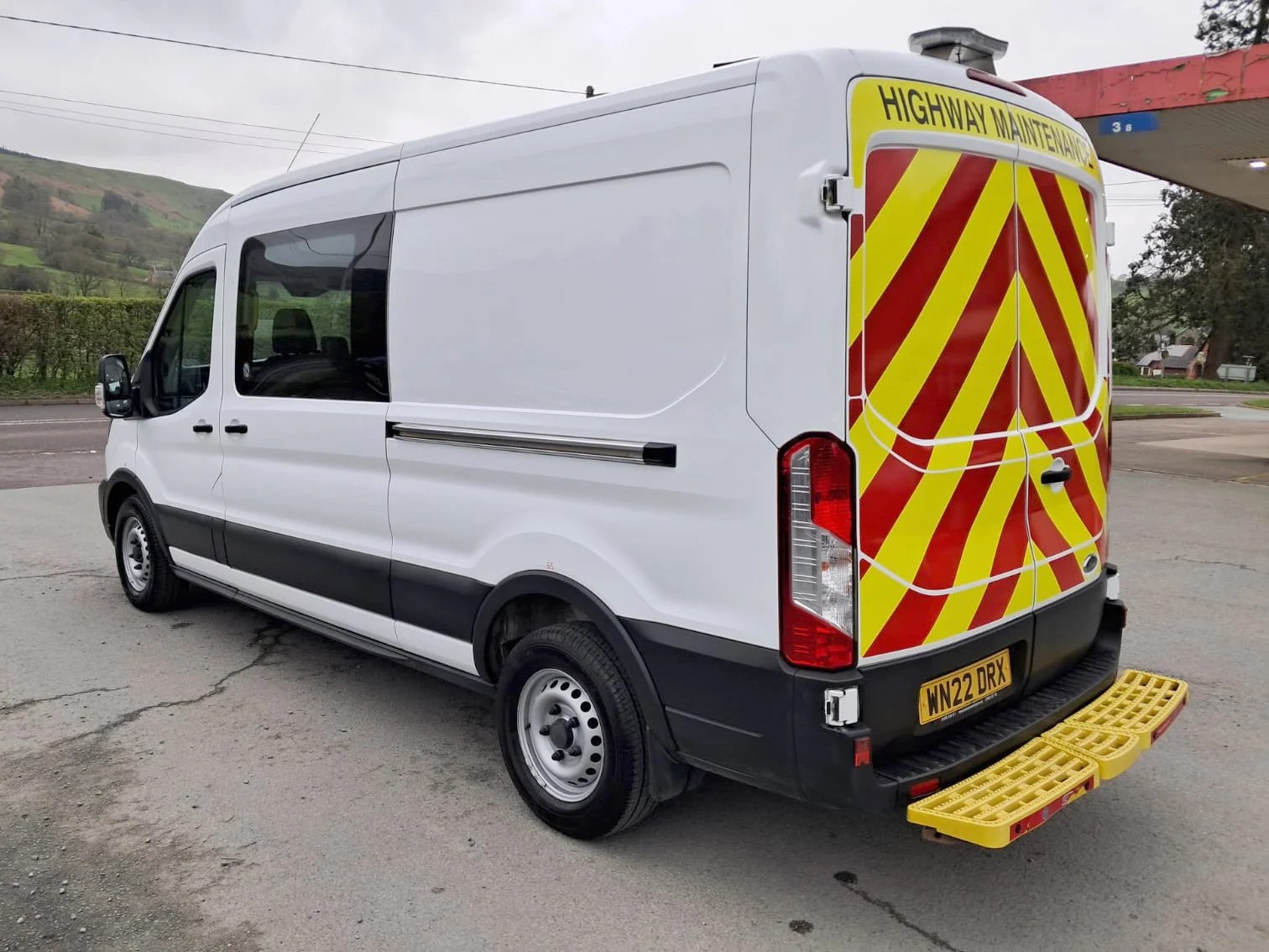 22 Ford Transit 350 130PS L3 H2 Mess Van rear passanger