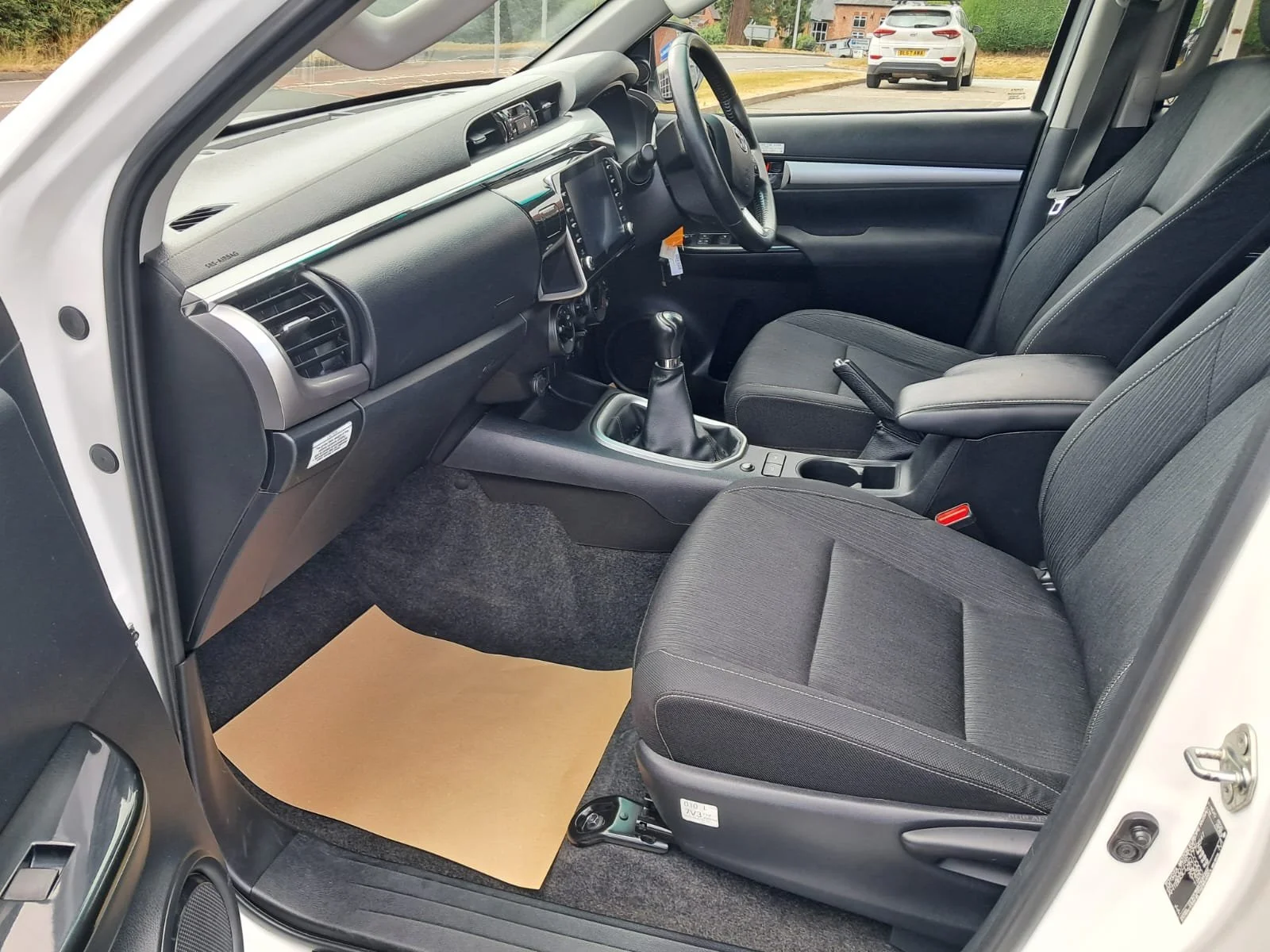 72 Toyota Hilux 2.4 Icon Manual front interior