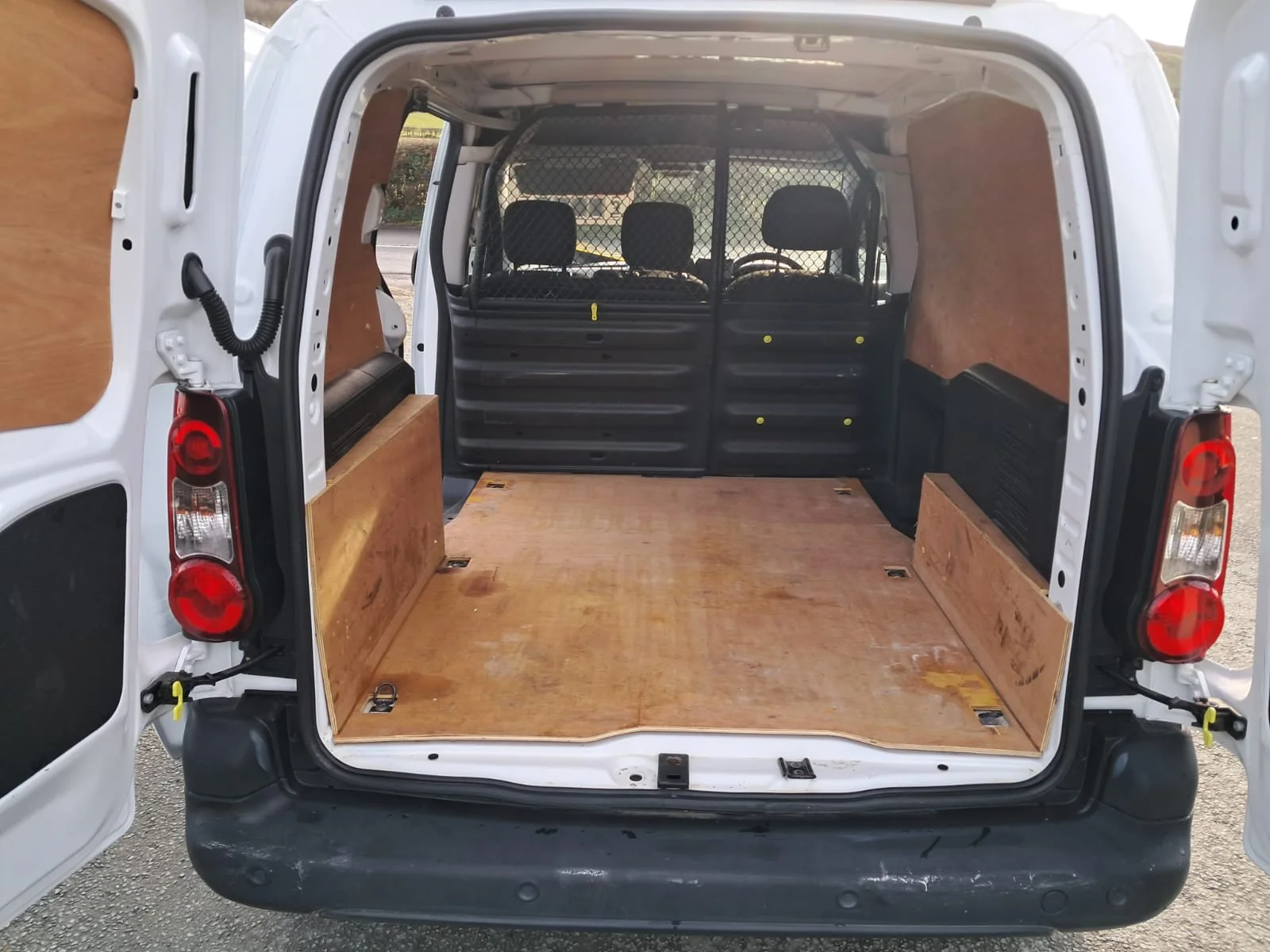 18 Peugeot Partner 1.6 HDi Professional L1 rear crgo interior