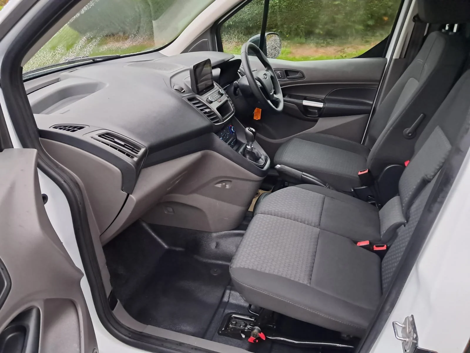 22 Ford Transit Connect 210 100PS L2 Trend front interior