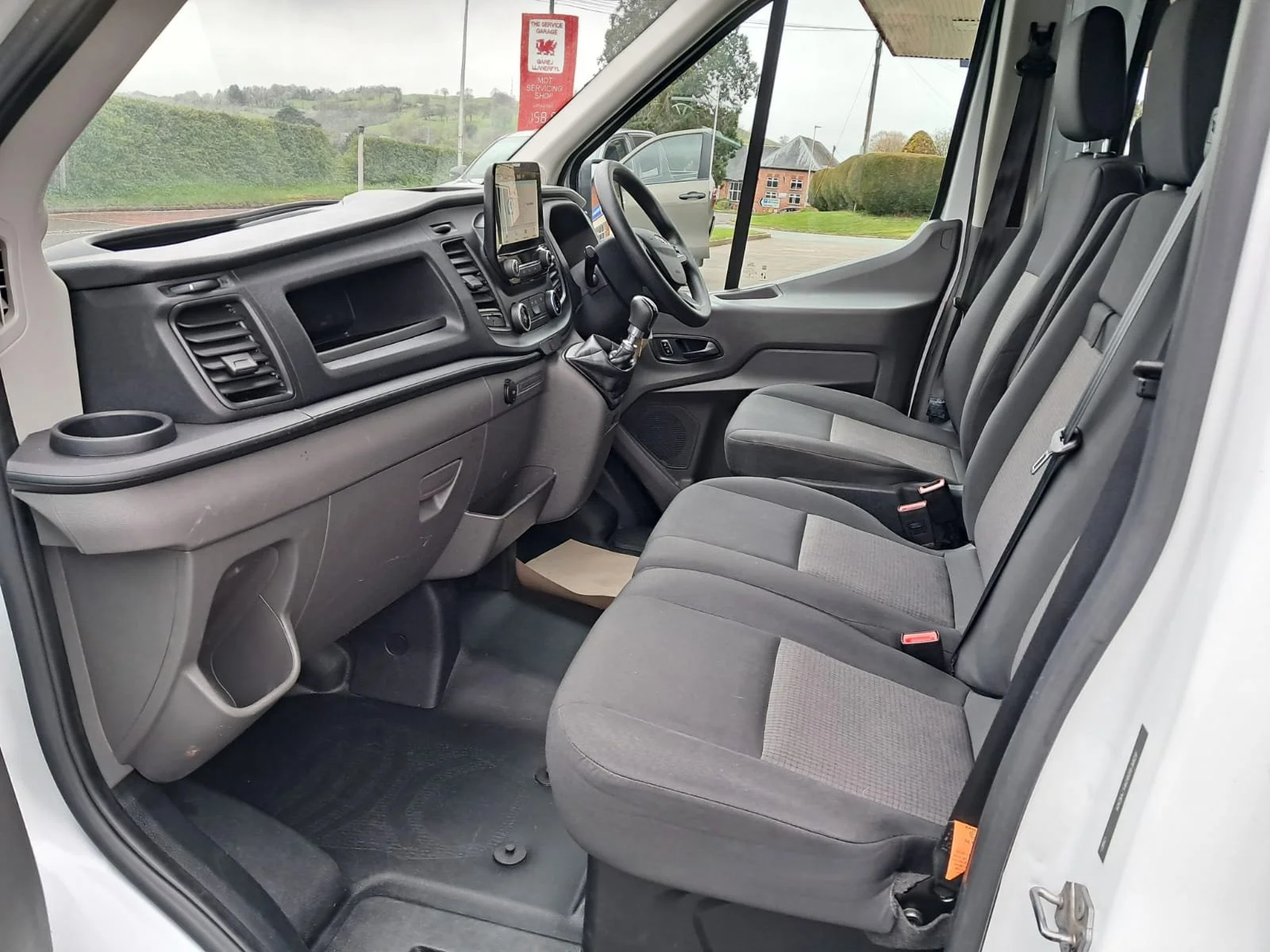 22 Ford Transit 350 130PS L3 H2 Mess Van front interior