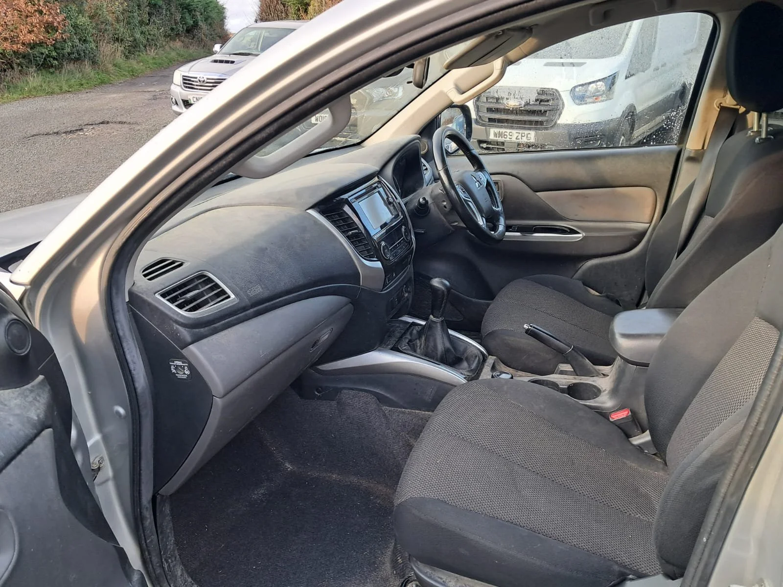 17 Mitsubishi L200 Titan front interior
