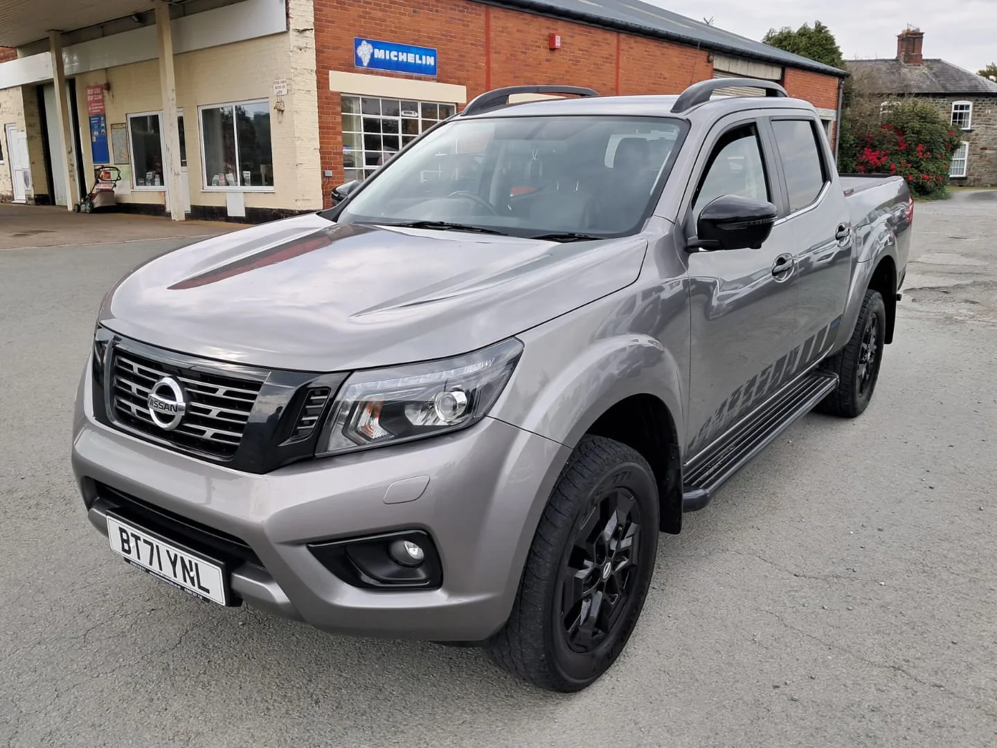 71 Nissan Navara NP300 N Guard Auto front passanger