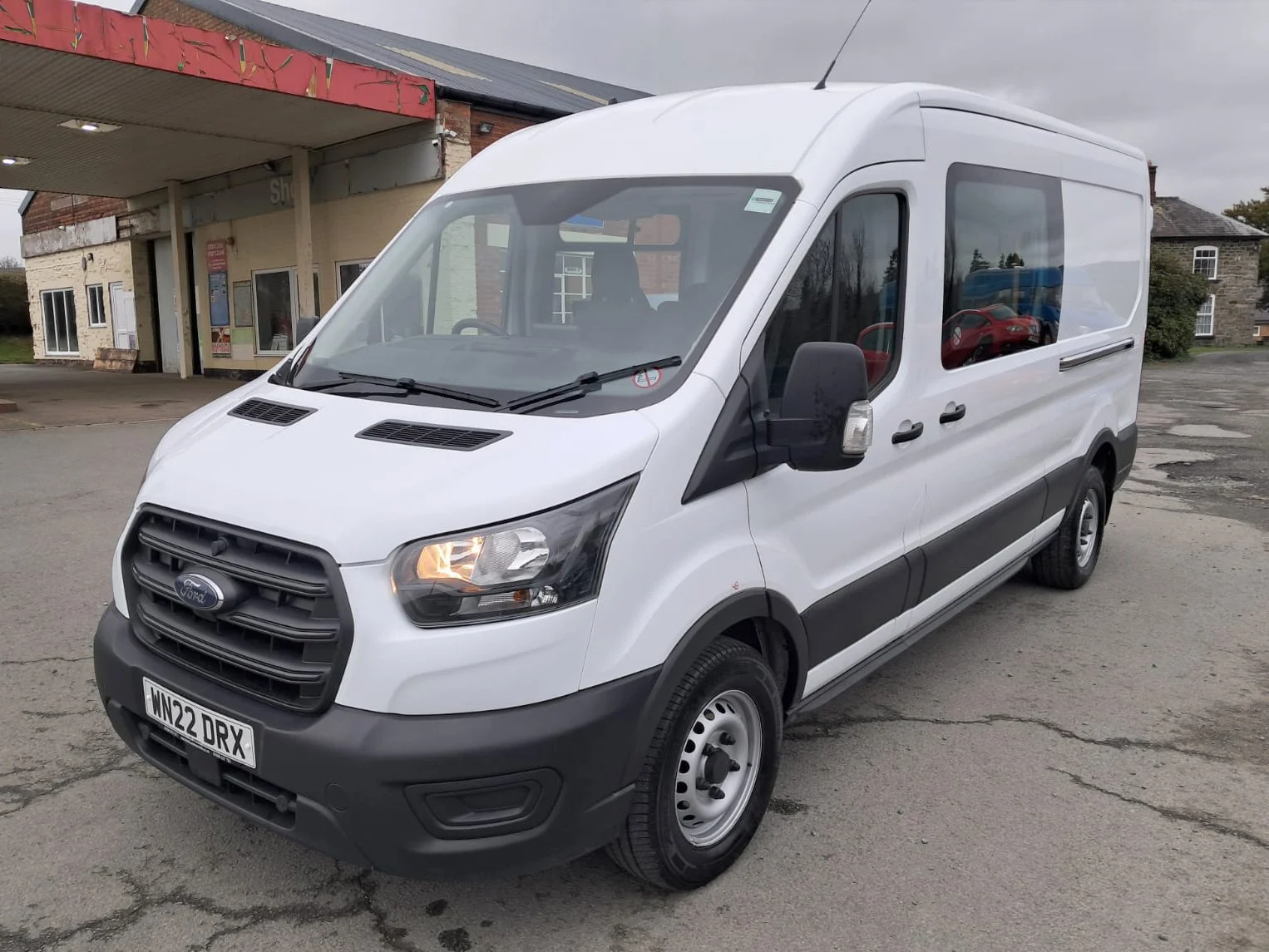 22 Ford Transit 350 130PS L3 H2 Mess Van front passanger