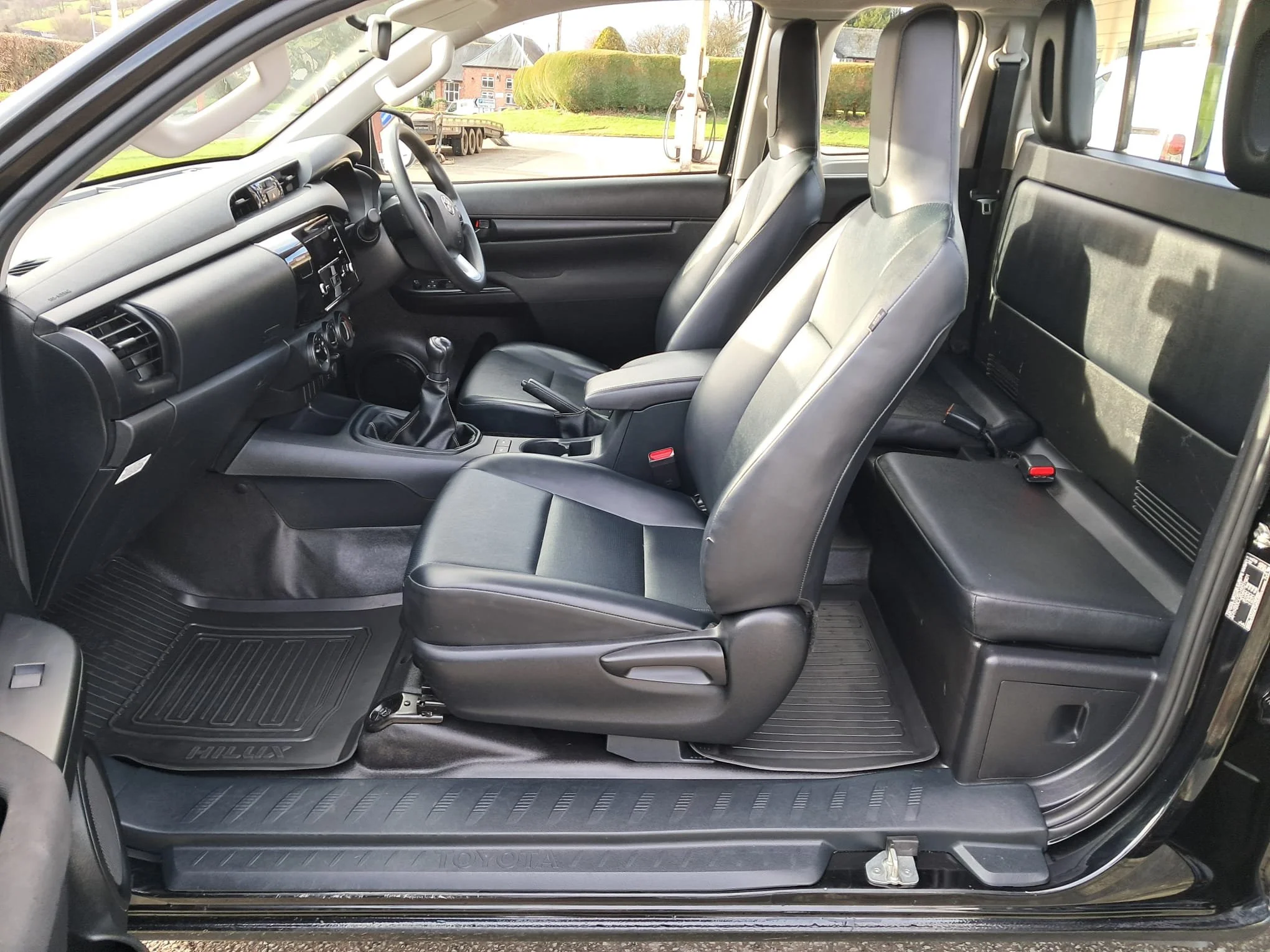 73 Toyota Hilux 2.4 Active Extracab interior
