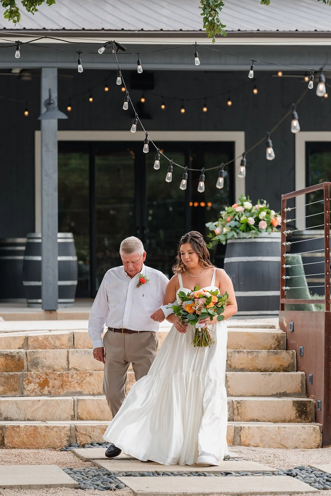 summer-peach-florals-texas-wedding-venue.jpg