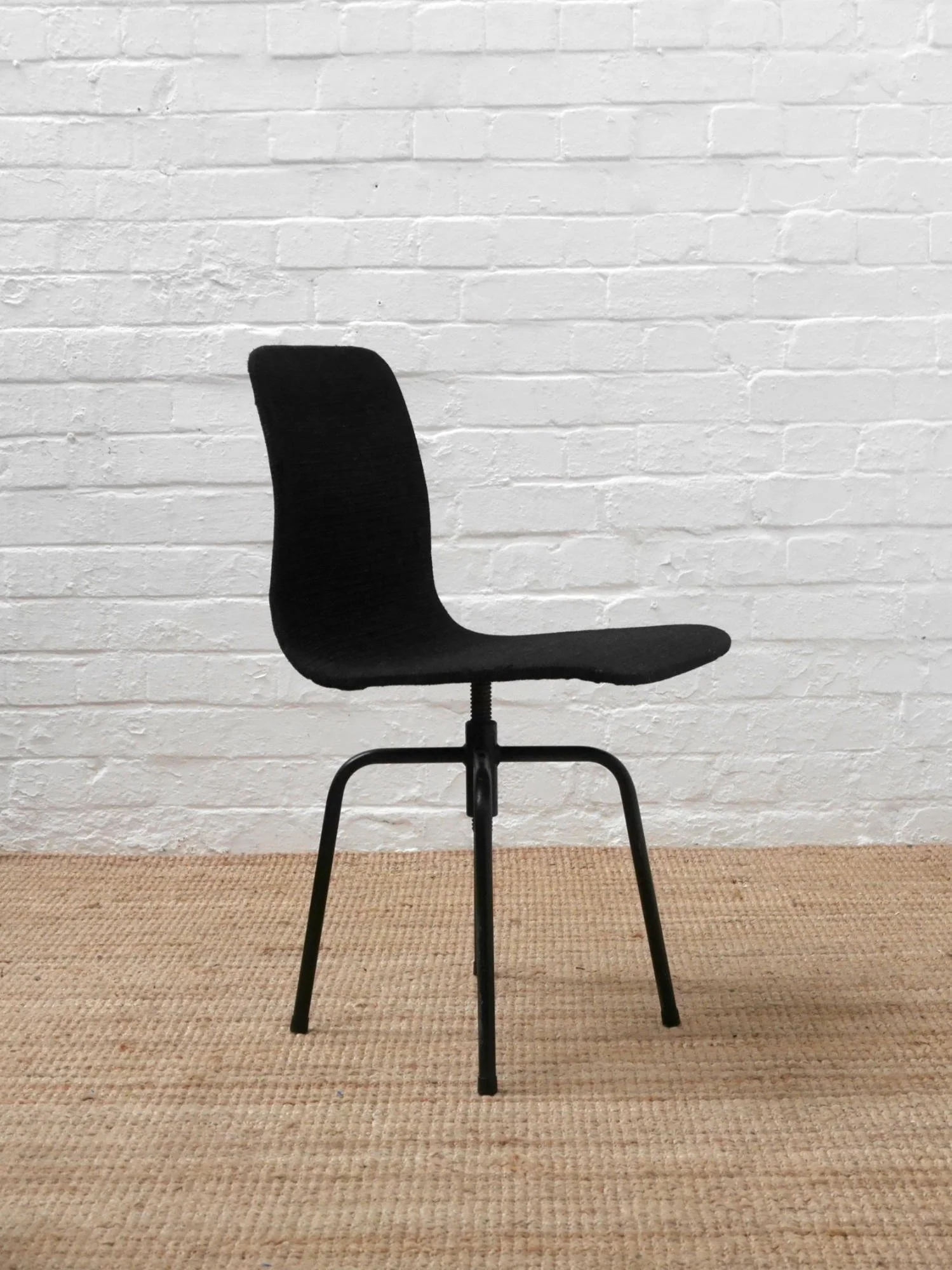 Robin Day Q Swivel chair