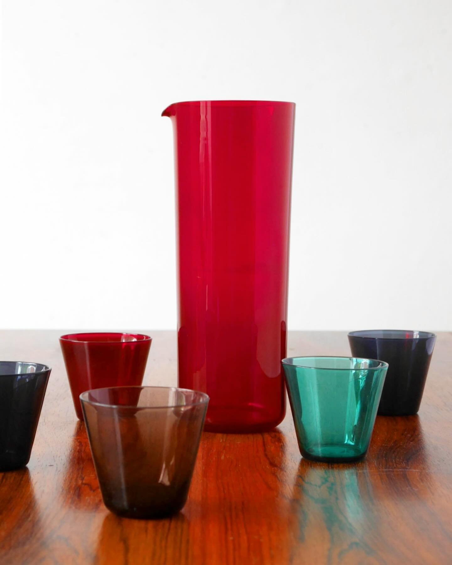 SALE - was &pound;245, now &pound;195 with free UK delivery (international please ask).

Stunning 1609 pitcher/jug and set of 5 Kimara small glasses by Finnish design master Kaj Franck and made by Nuutaj&auml;rvi Glassworks, 1954. 

The pitcher is fr