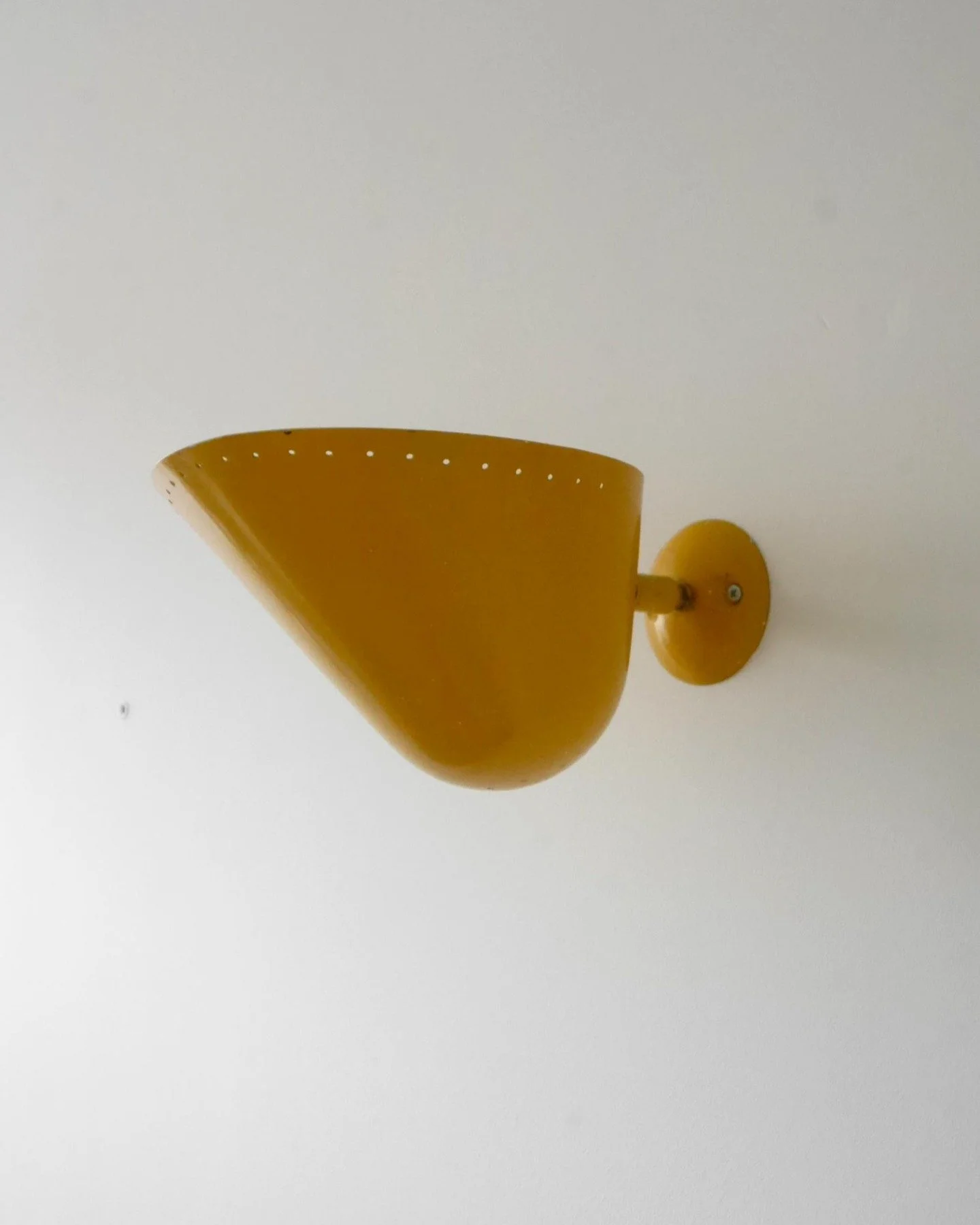 An elegant wall light from the Versalite range designed by A.B. Read in 1948 for Troughton and Young, UK. The design was first shown at the 'Design at Work' exhibition in 1948 and then used in the 1951 Festival of Britain exhibition.