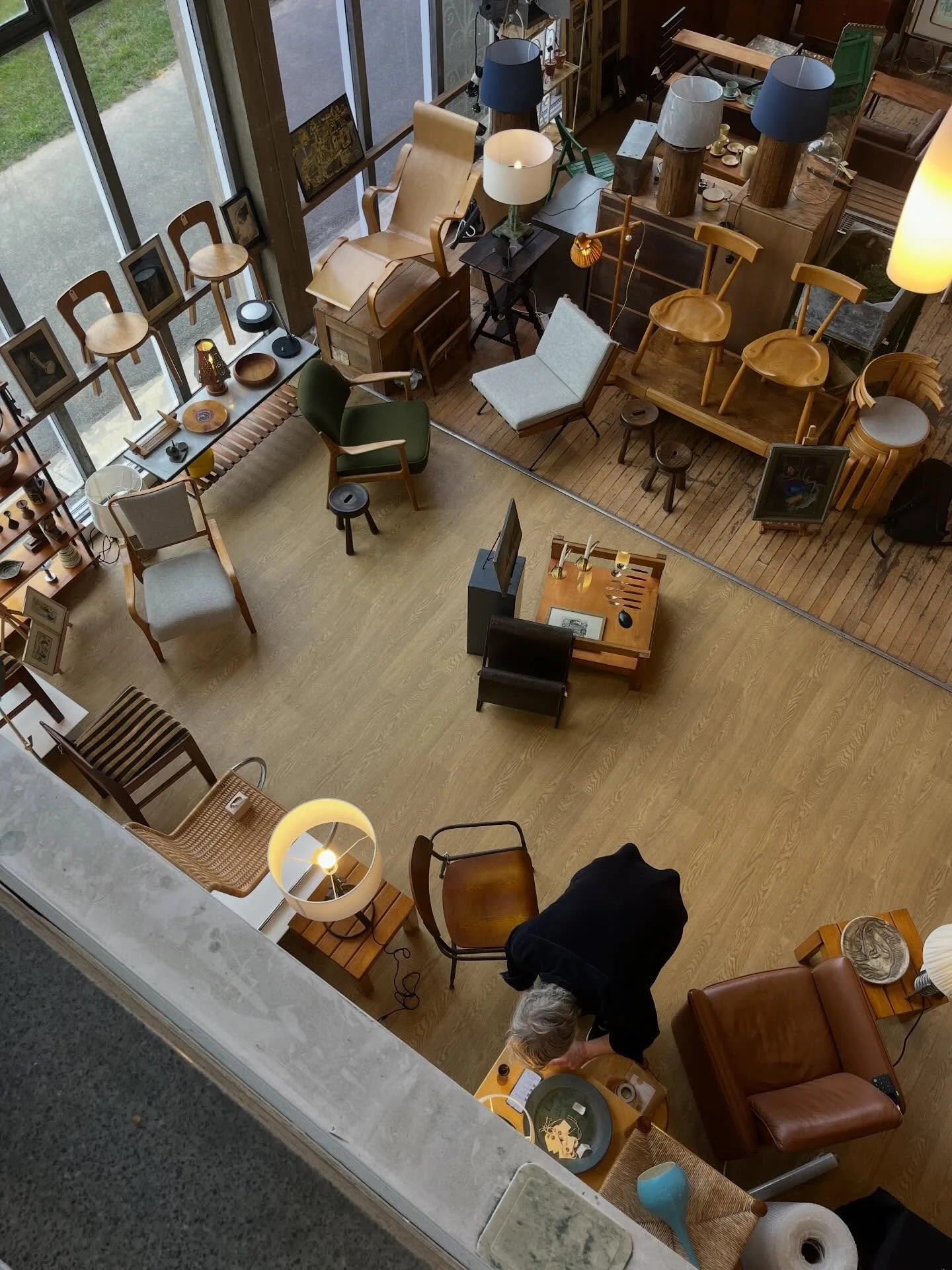 A fun day yesterday @midcentury_modern sharing shop with James @pushpull.store. Thank you to everyone who stopped by and to Petra, Lucy + team for organising.

Everything aching this morning but will be back on it after an extra large breakfast 🍳. S