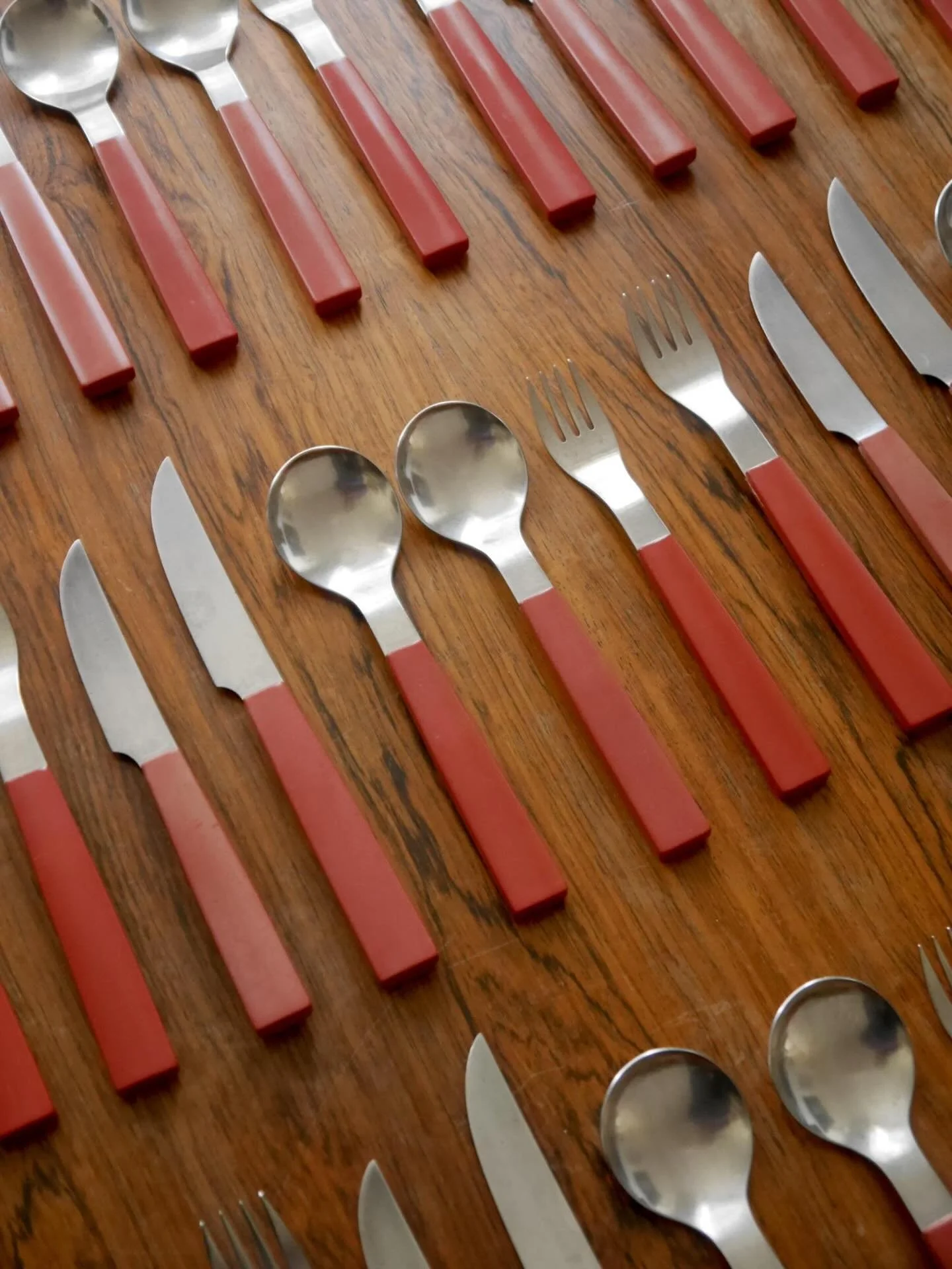 Red Java cutlery by David Mellor, 1977. Another cracker from my favourite cutlery designer. 

🔴 SOLD.