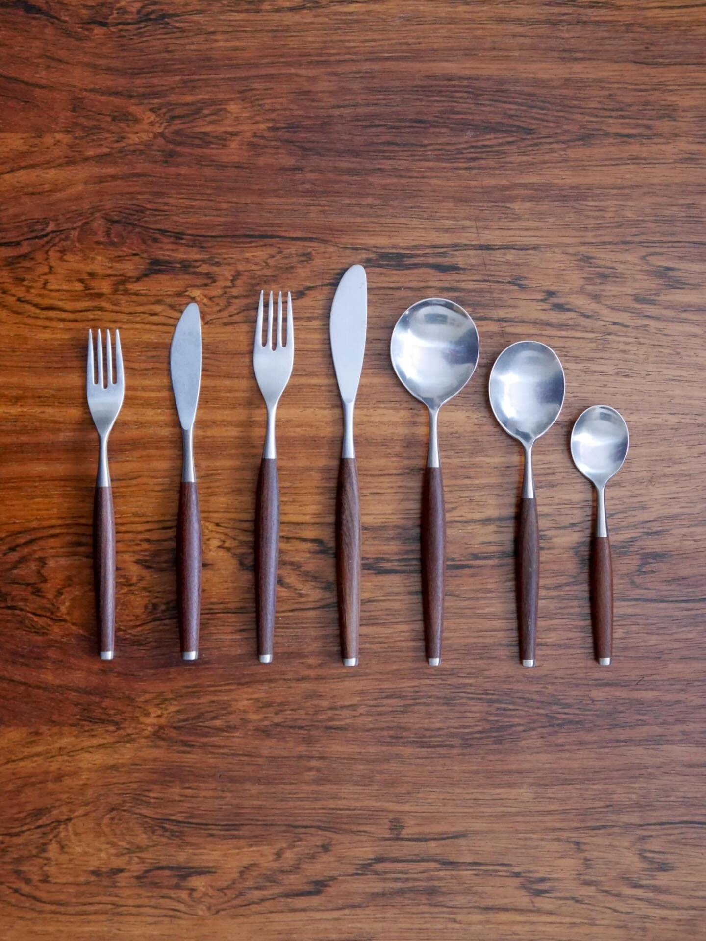 Always a favourite - 1960s Safir cutlery by Wallin Brothers, Sweden. Stainless steel with wooden handles. Not only is this a large set of 69 pieces for 10 people but also looks like it has been barely used and is in excellent condition.

&pound;435 +