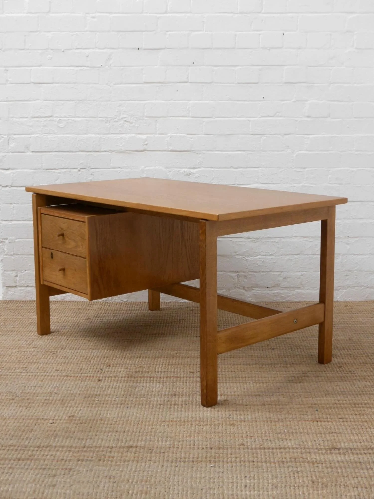 Simple Scandinavian lines on this oak model GE125 desk by Hans Wegner for Getama, Denmark, 1970s. 

Part of latest stock collection, DM or head to website for more details. 

#hanswegner #danishdesign #midcenturymoderndesign