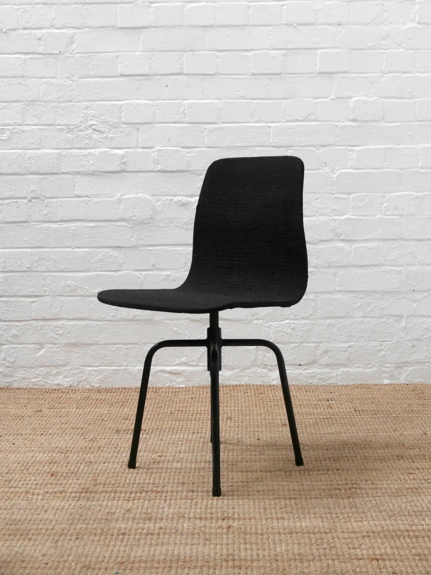 Robin Day Q Swivel chair