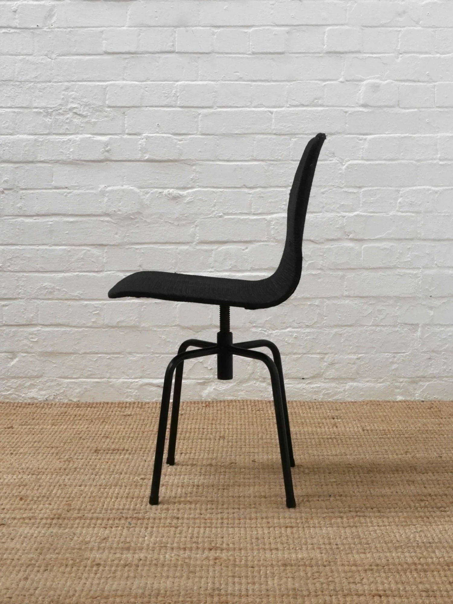 Robin Day Q Swivel chair