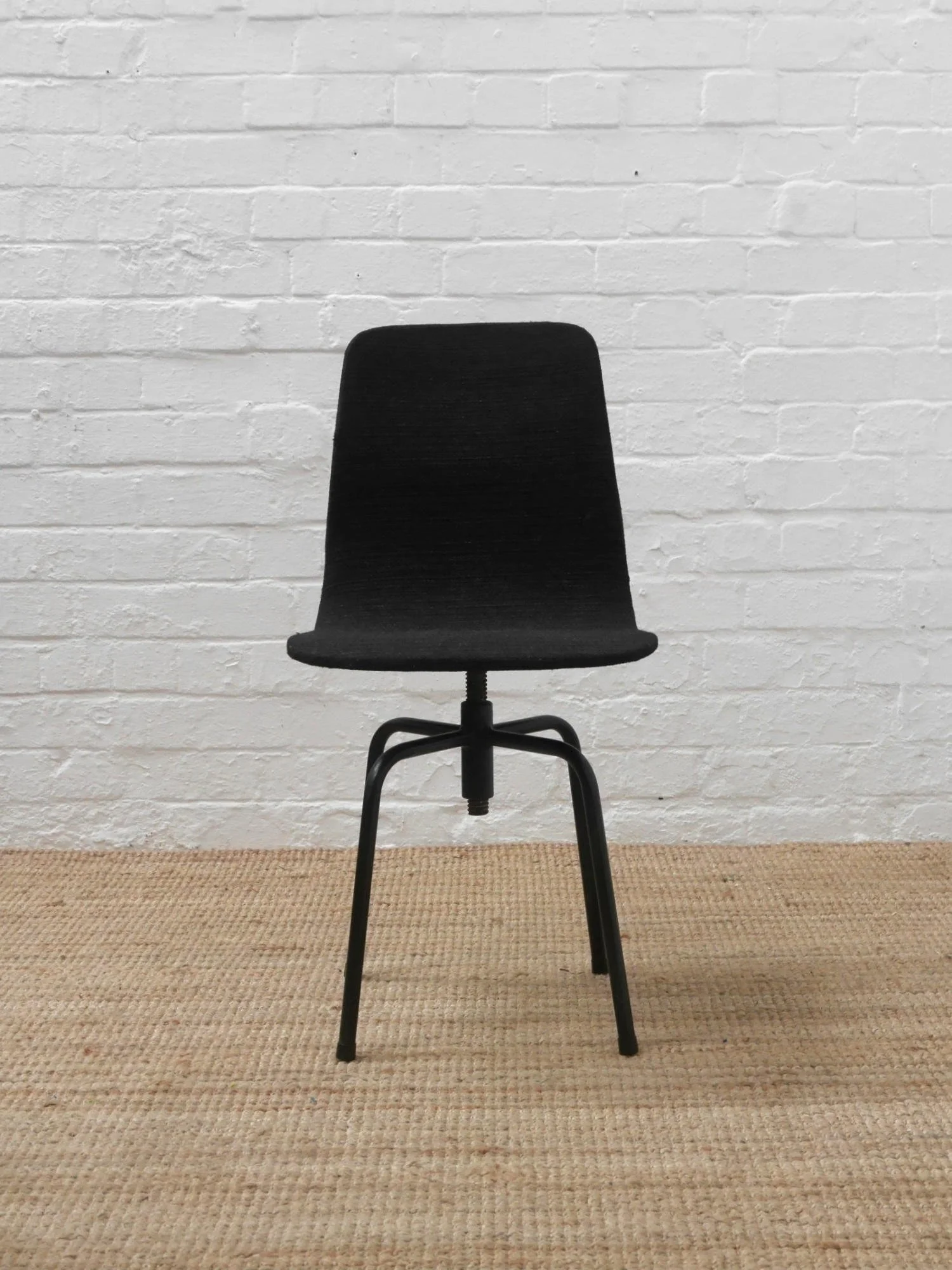 Robin Day Q Swivel chair