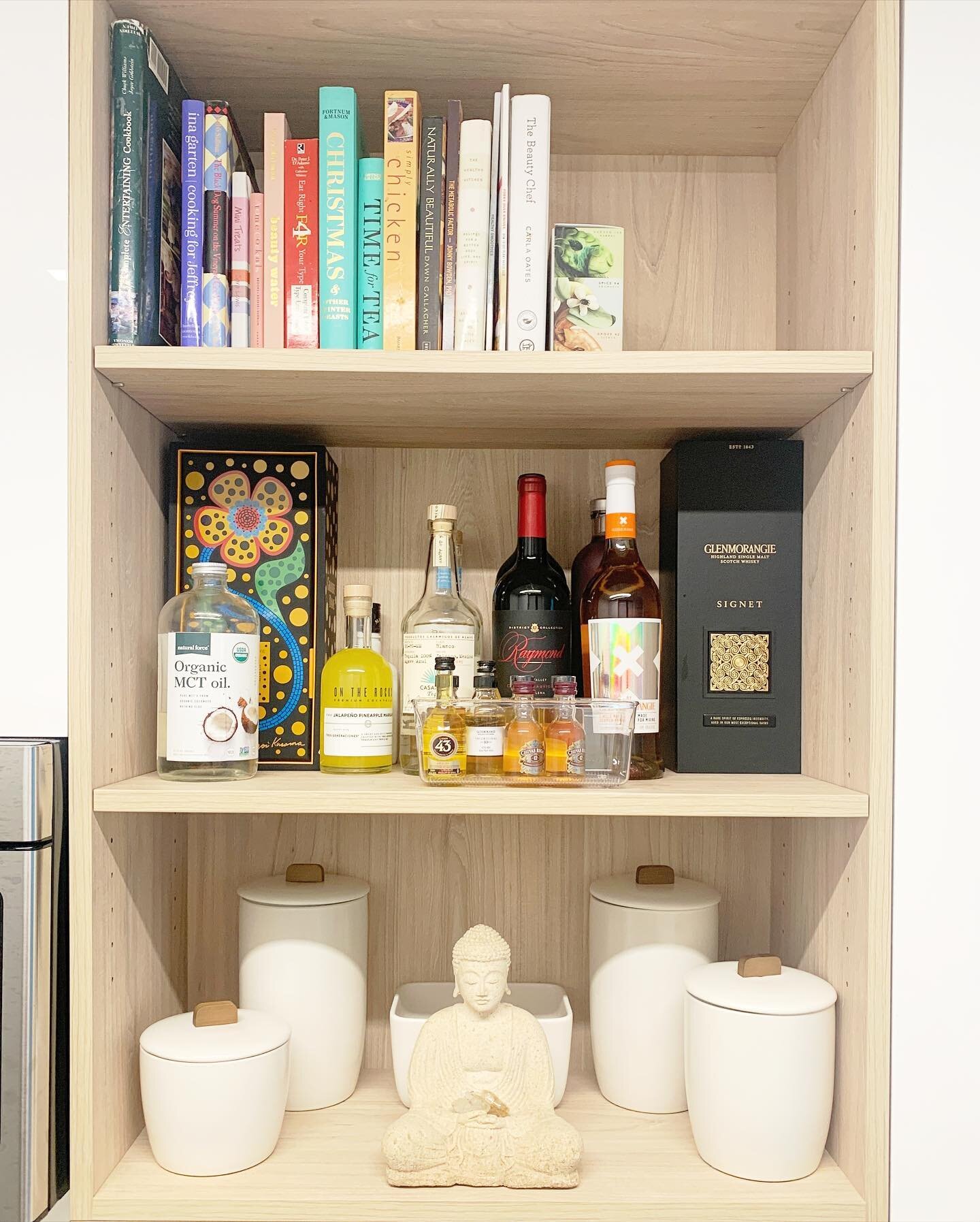 Open shelves in small apartments mean that you have to get creative with how you store your day to day items. Believe it or not those canisters store all the doggie treats any little pup could want. 

#smartspacesorganization #openshelving #organizat