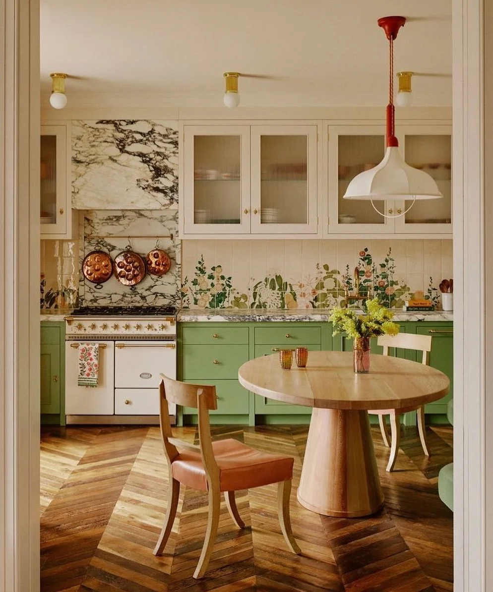 A hand painted mural on tile wraps around the kitchen and banquet of this lovely little kitchen flooded with thoughtful details by @arentpykestudio. The pop of red in that pendant is the icing on the cake. I am obsessed with everything they touch, pu