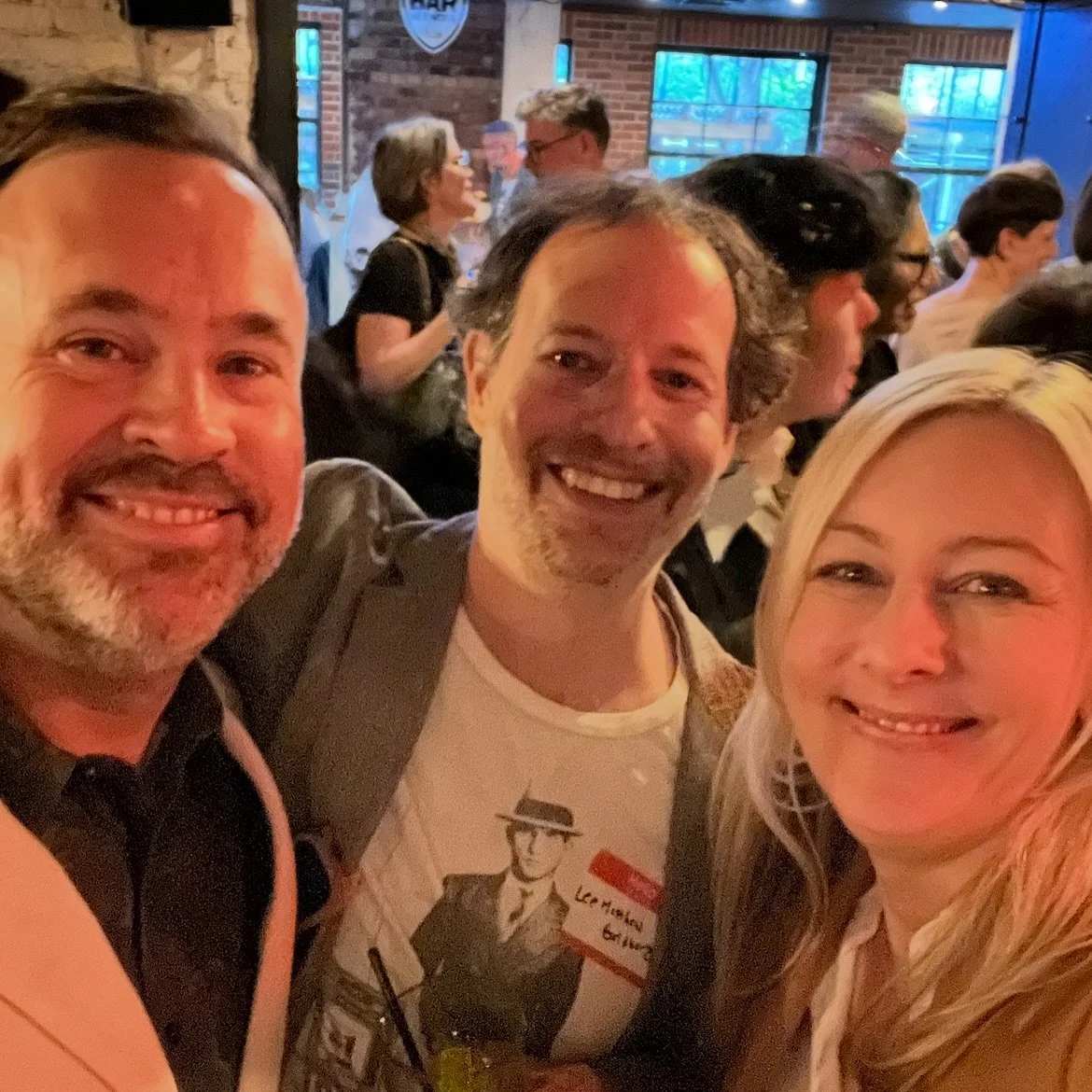 With Halloween looming, it feels like the right time to recommend a bone-chilling thriller. 🔪
Reviewed in last week’s @thriller_thursday, THE MENTOR by @leematthewgoldberg (pictured here with me and fellow Thriller Thursday author @misterwand