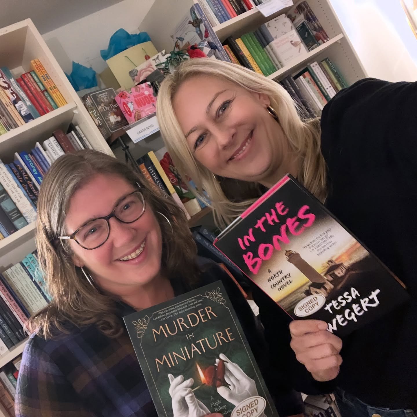 Sisters in Crime for the win! It was wonderful to finally meet fellow @sincconnecticut member @ktea_writes in person tonight. Get your signed copies of IN THE BONES and MURDER IN MINIATURE at @riverbendbookshop Glastonbury! 

#inthebones #northcountr