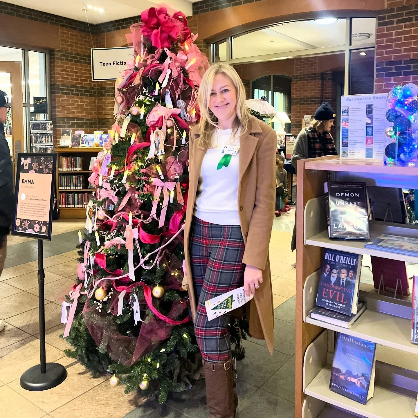 Last night, I had the pleasure and honor of judging the @darienlibrary&rsquo;s Lit Tree Lane&mdash;a &ldquo;Literary Holiday Celebration&rdquo;&mdash;alongside former library board president George Wyper and @darienmagazinect editor-in-chief Pamela D