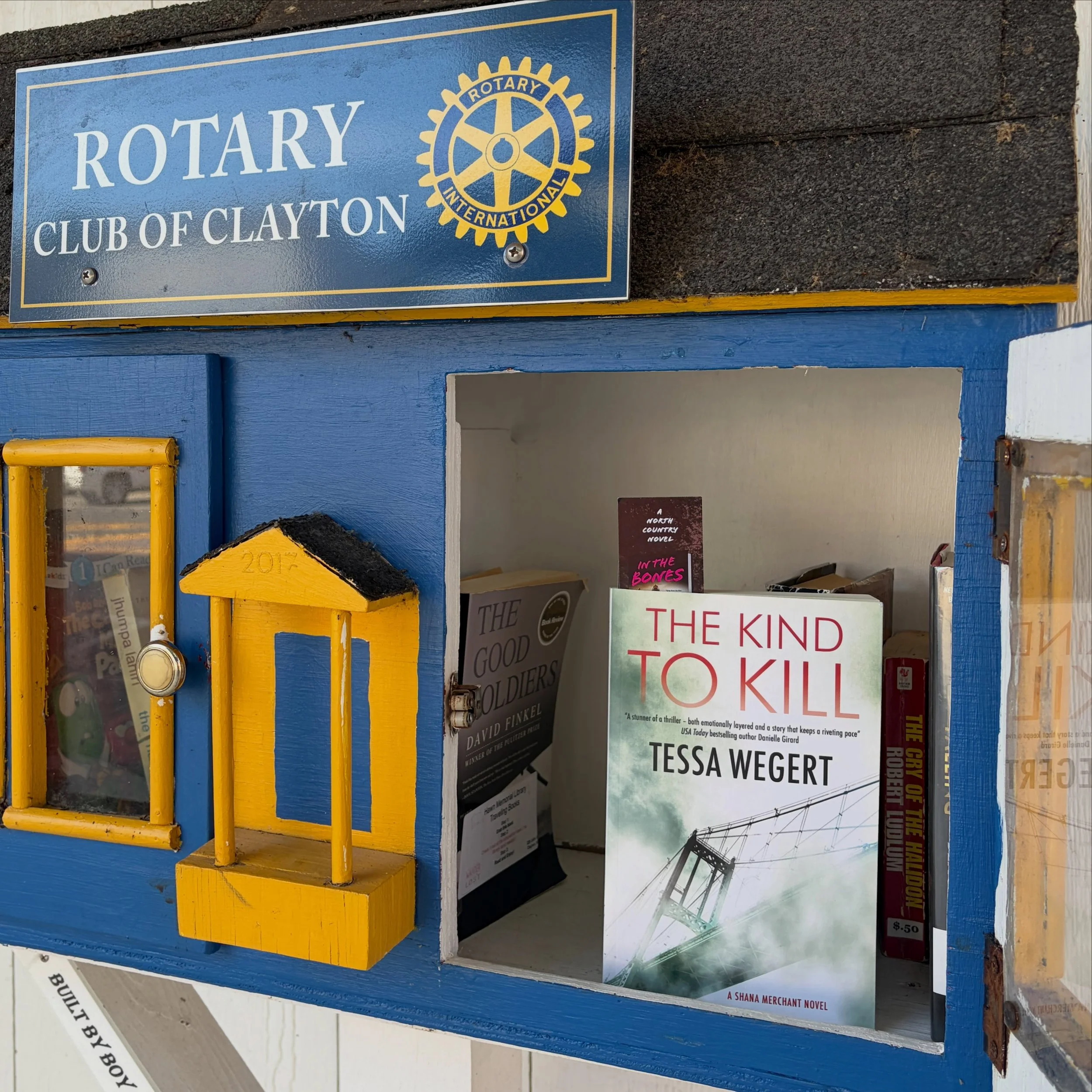 Made another stealthy little free library drop, this time at @claytonrotaryclub on Clayton&rsquo;s Riverside Drive. Grab THE KIND TO KILL, my summer-set serial killer thriller, while you can (and if you miss it, it&rsquo;s now available on Kindle Unl
