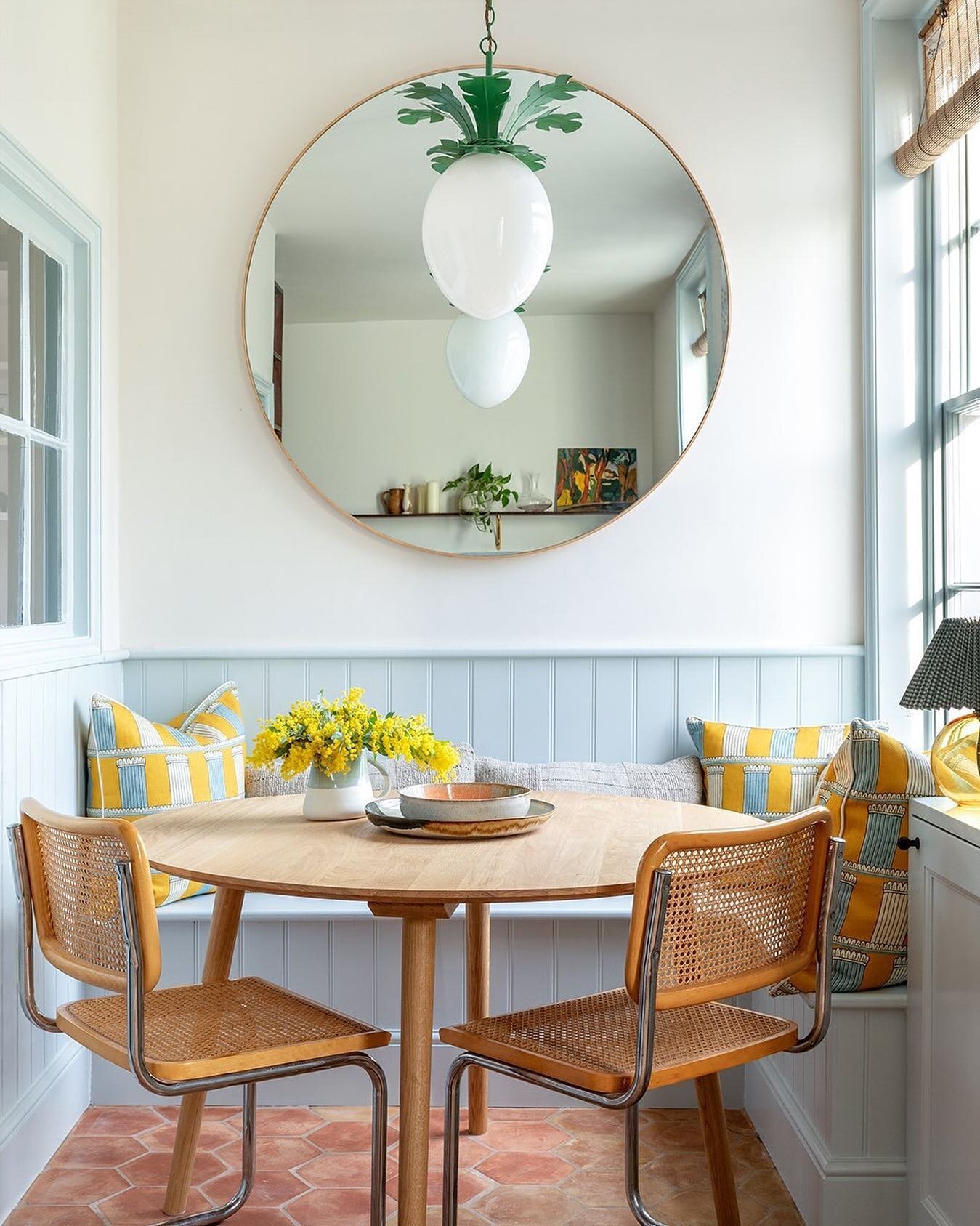 This breakfast nook! 😍 

This weekend was equal parts family time, exercise, rearranging the furniture, organizing, and running around in the grass. All my favorite things!

PC: @dominomag 
Design: @lizziegreen.co
